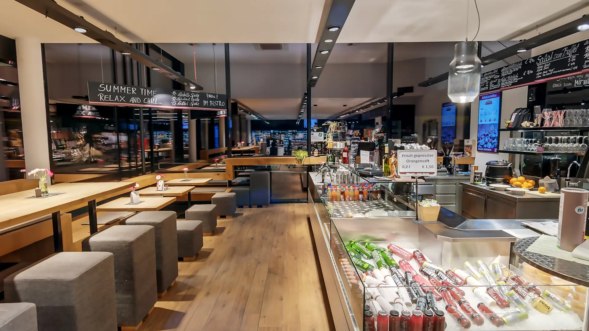 Modernes Café mit Sitzgelegenheiten und Getränken