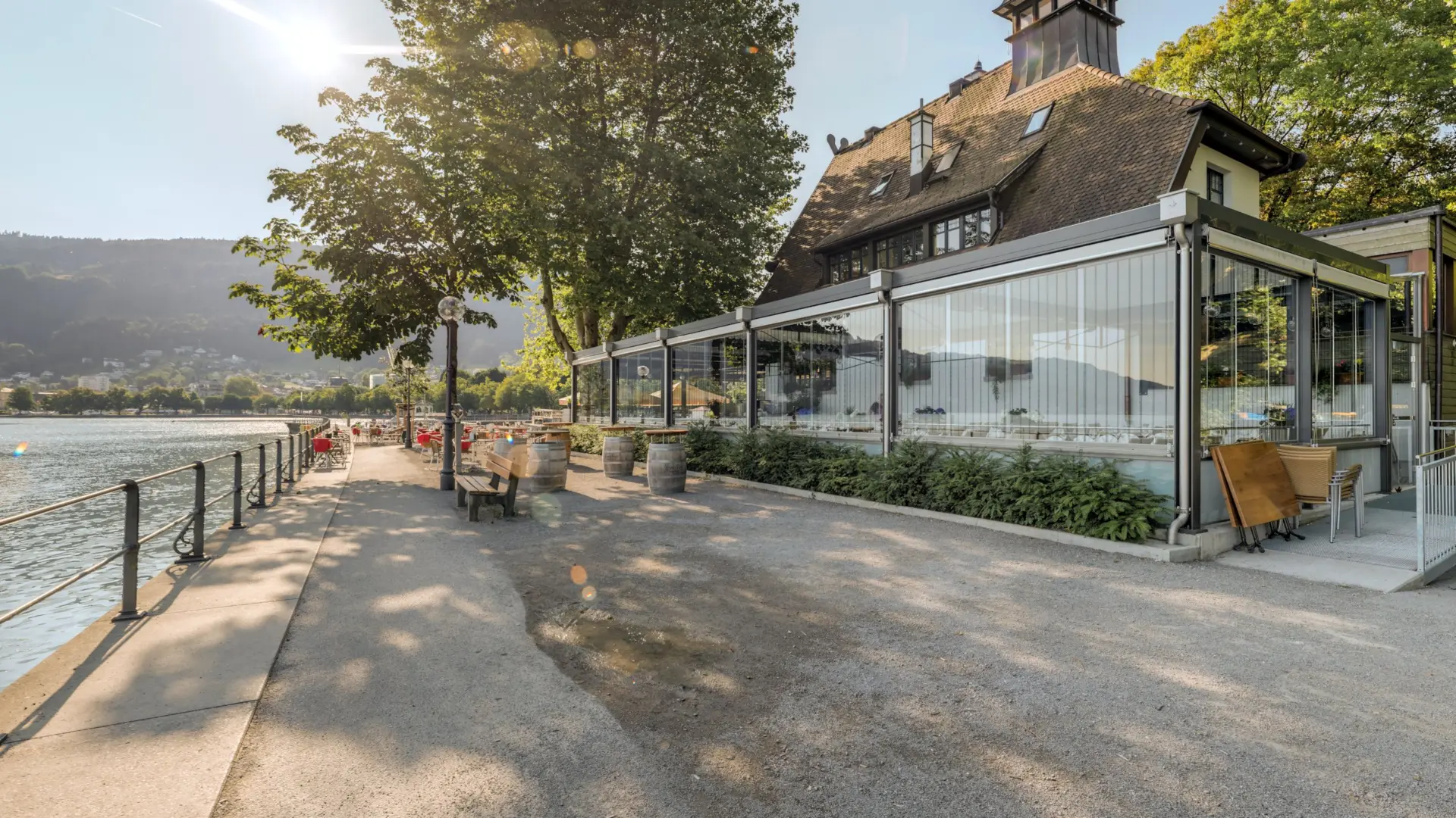 Restaurant am Seeufer mit Sonnenschein