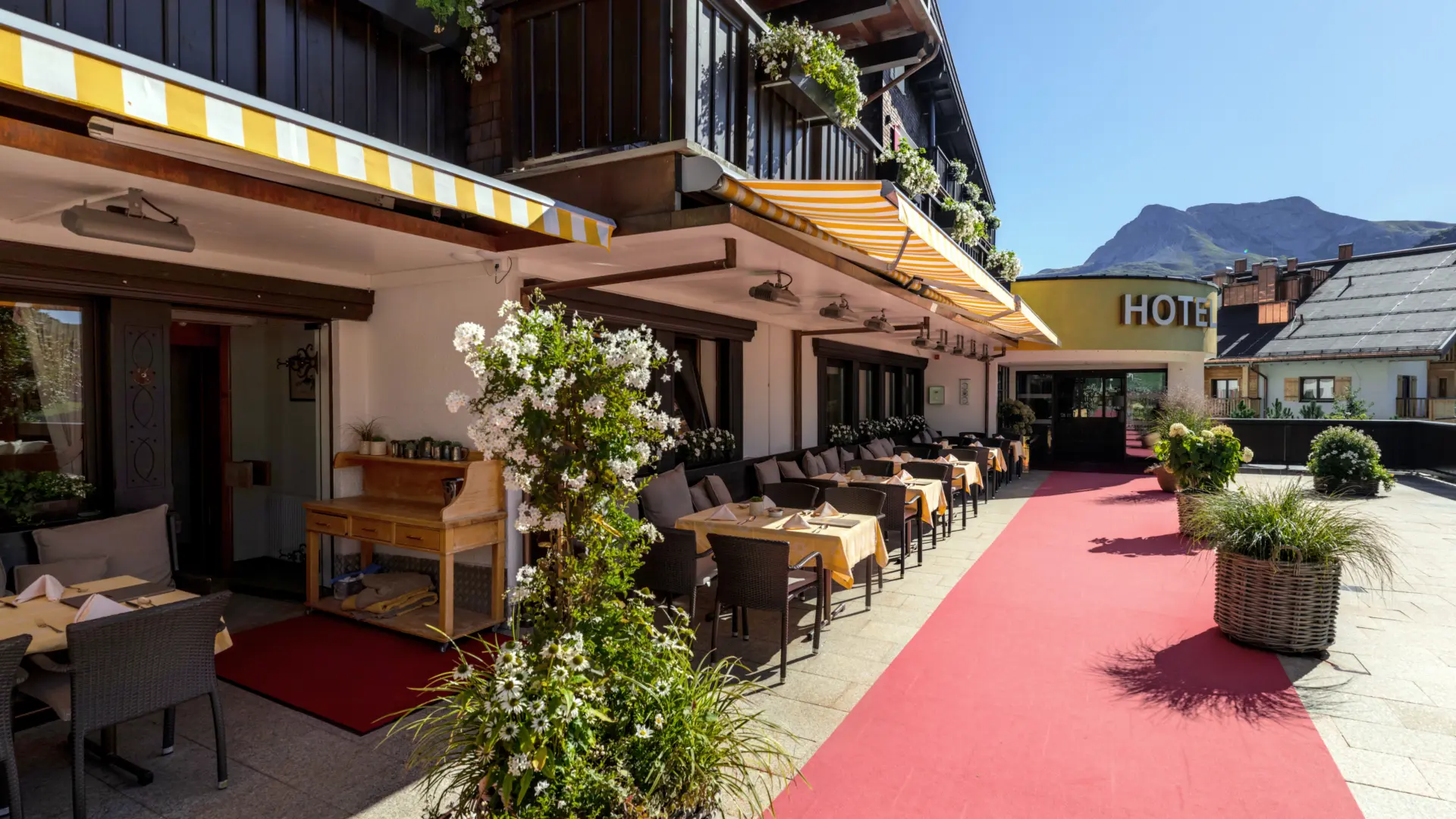 Hotel mit Terrasse und rotem Teppich