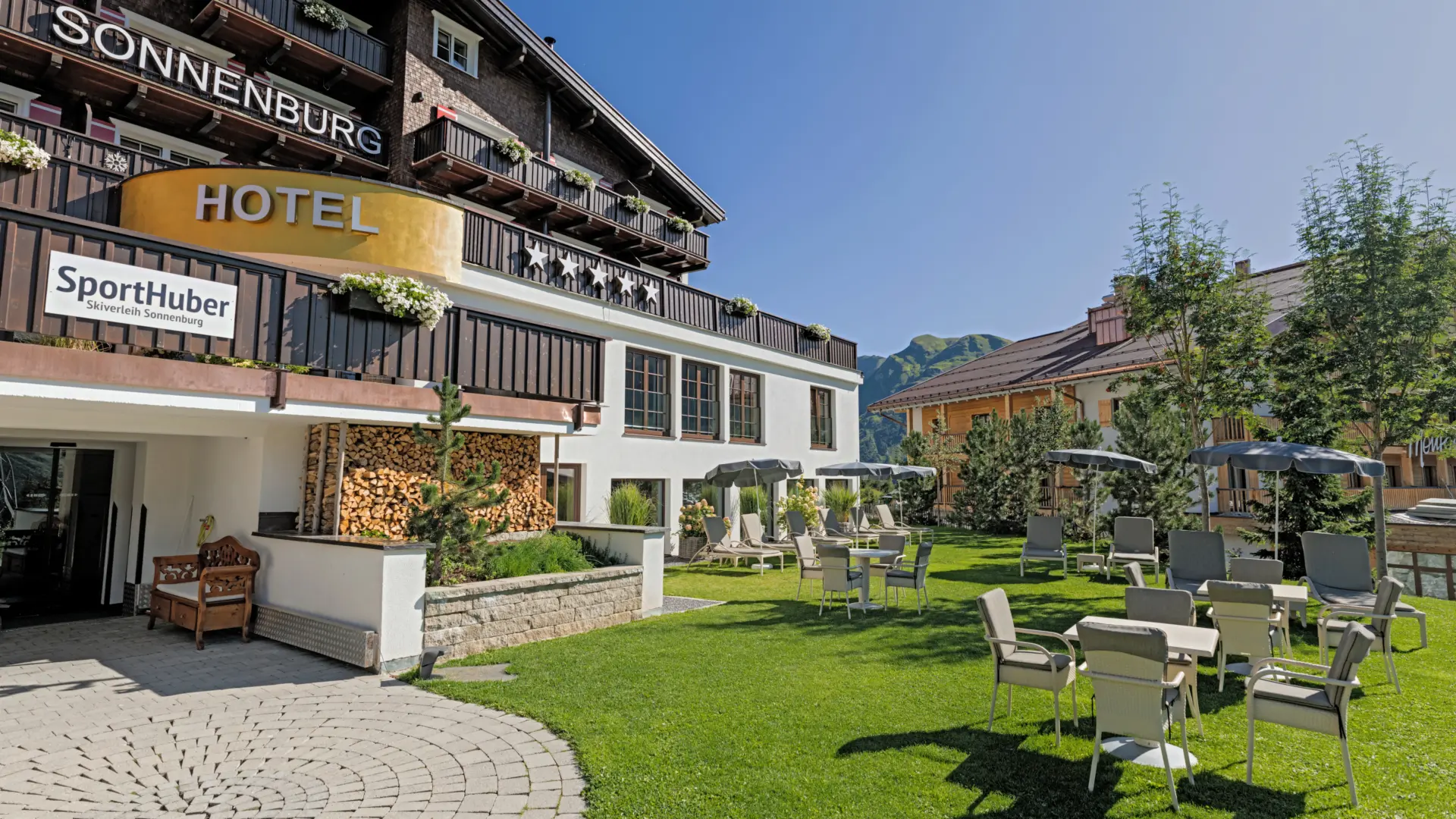 Hotel Sonnenburg mit Garten und Sitzbereich im Freien.