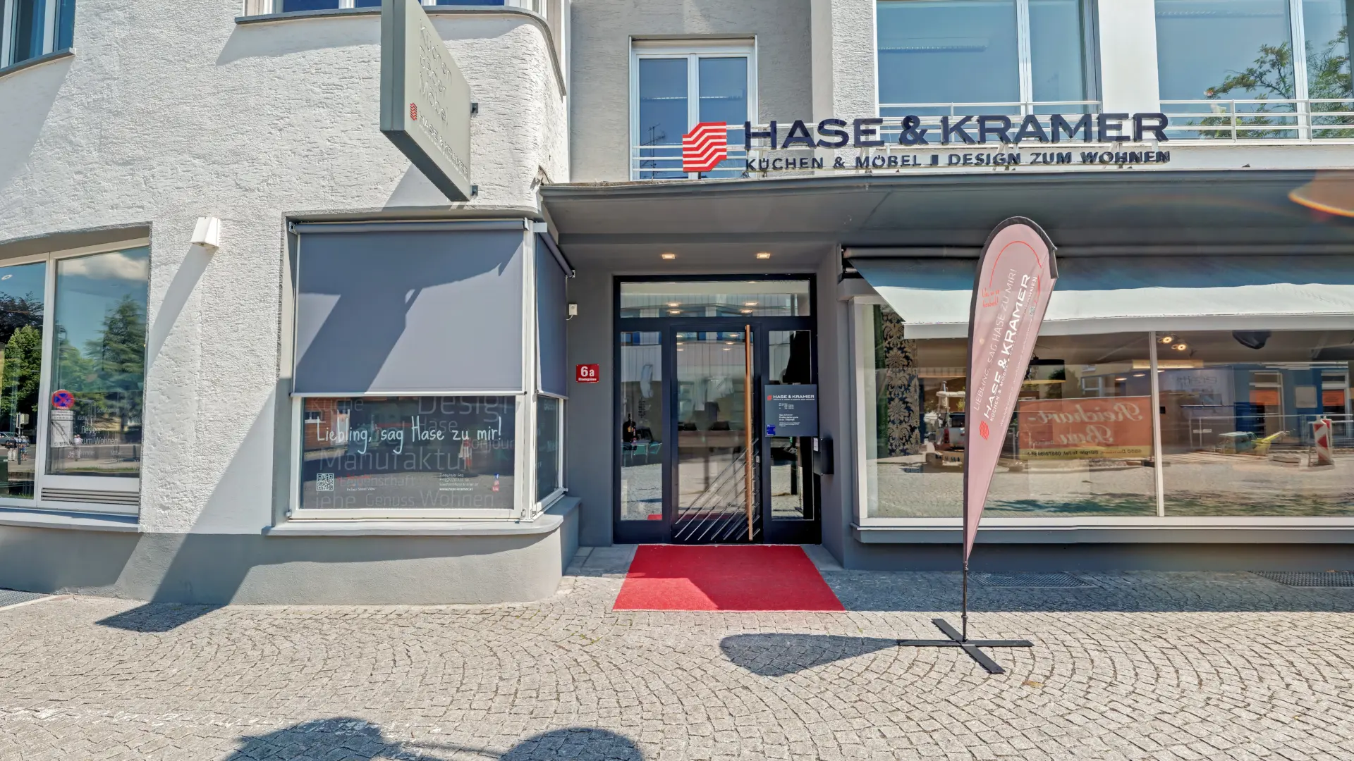 Hase & Kramer Geschäftseingang mit rotem Teppich.