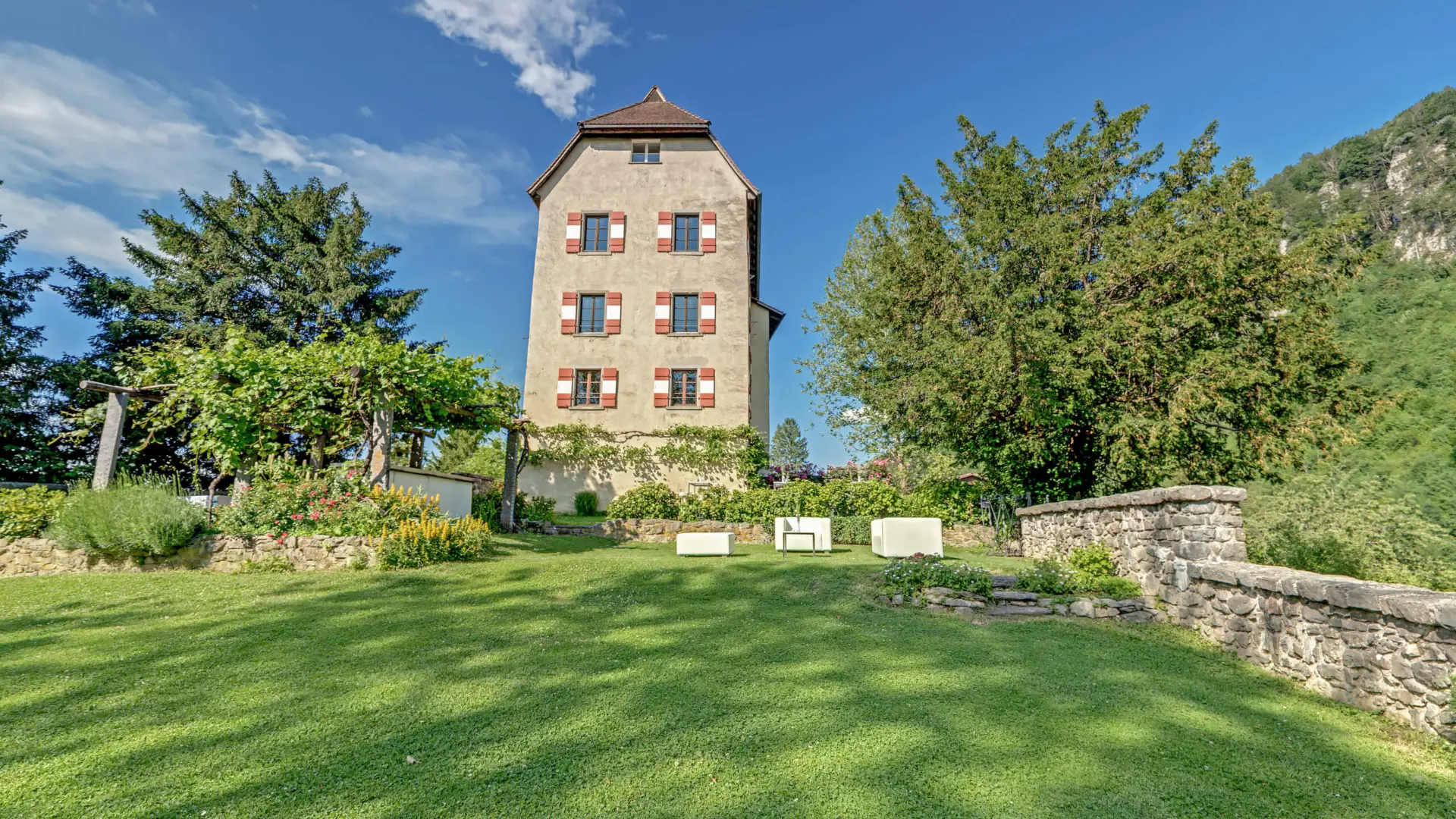 Mittelalterlicher Turm mit Garten im Grünen