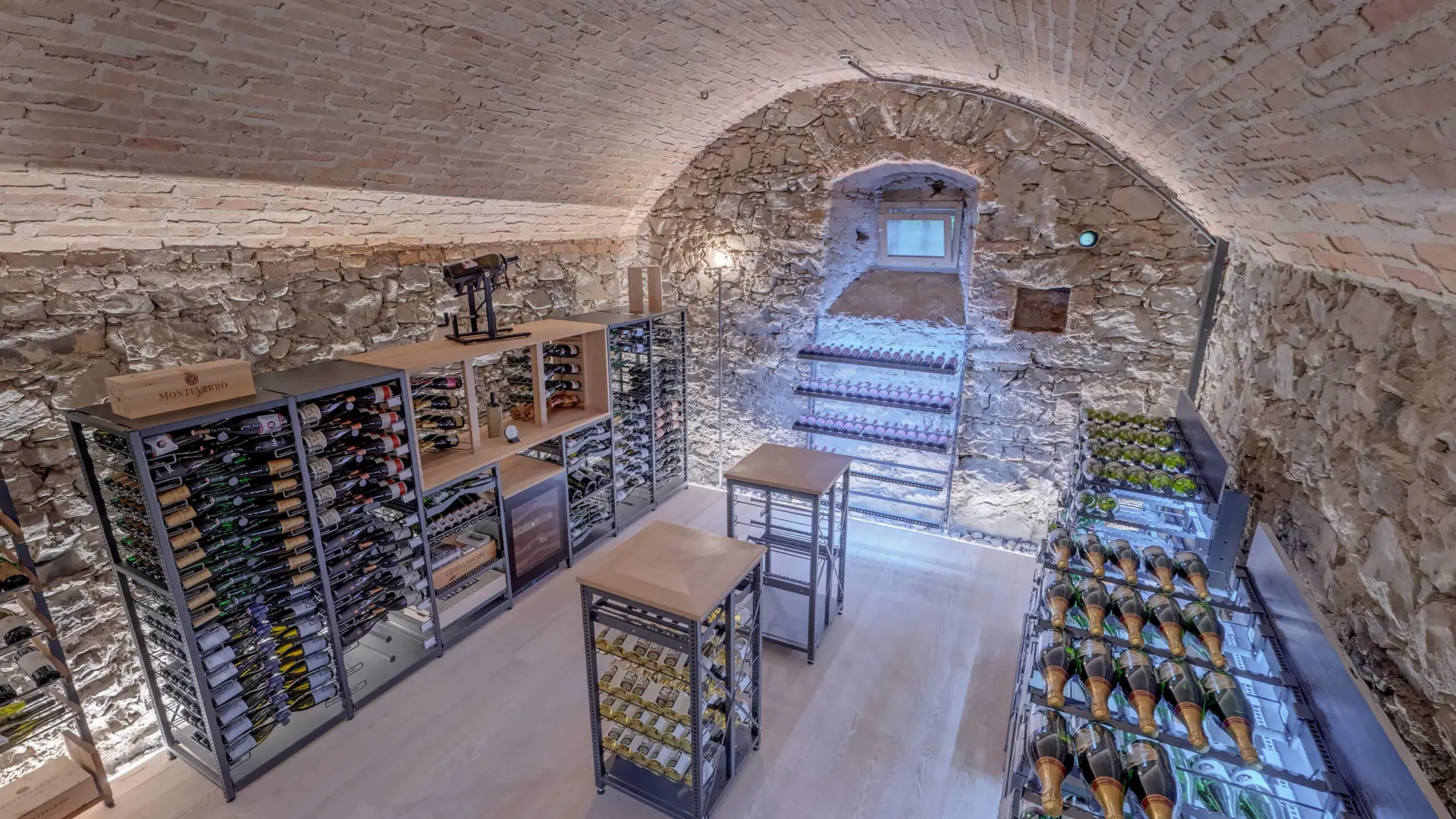 Weinkeller mit Flaschenregalen aus Steinmauern