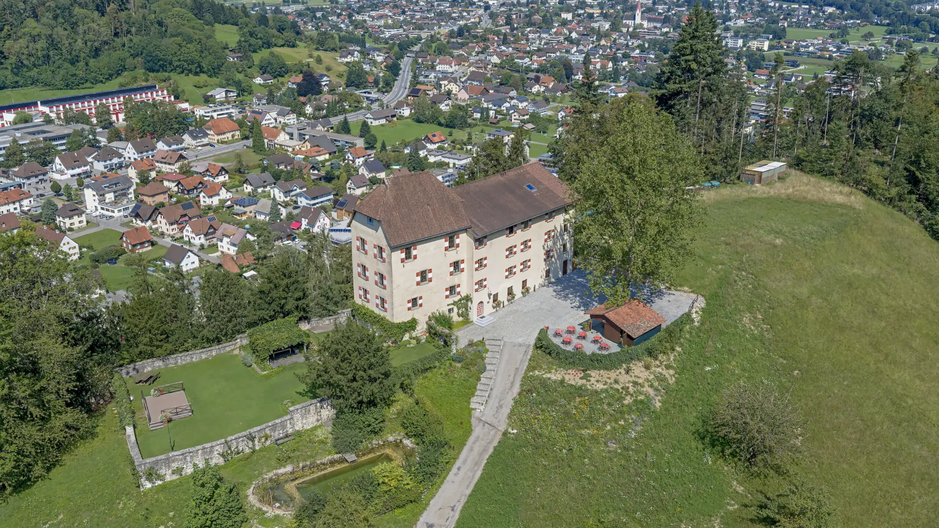 Luftaufnahme von Burg und Stadtlandschaft