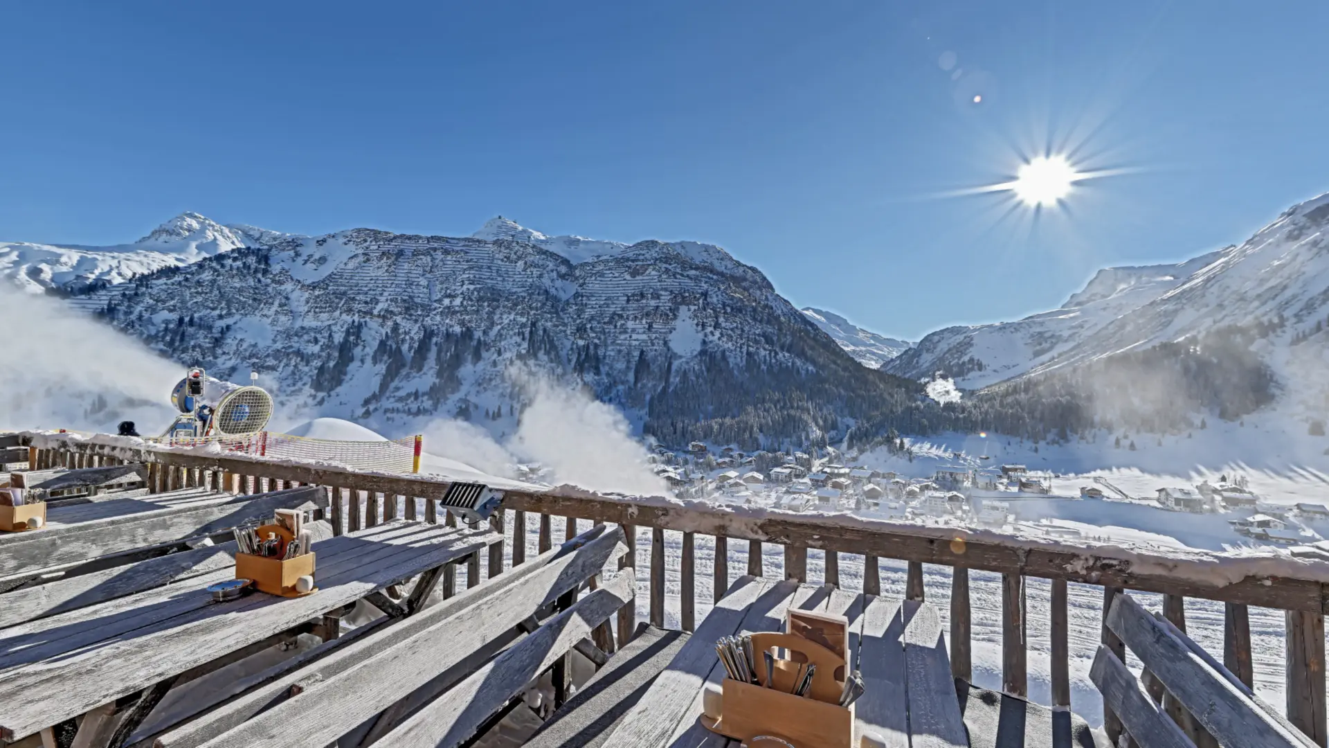 Winterliche Berglandschaft mit Sonnenschein und Terrasse