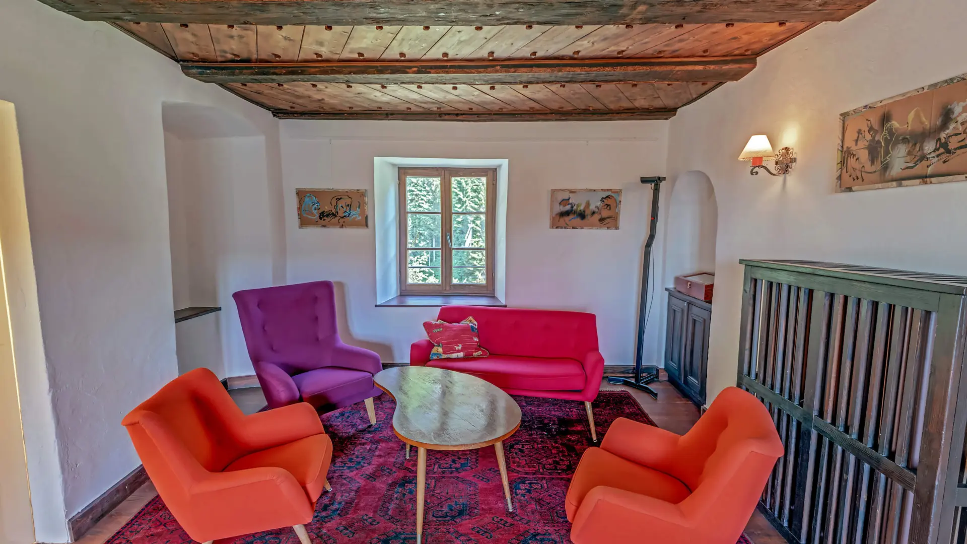 Farbenfrohe Sitzgruppe im Wohnzimmer.