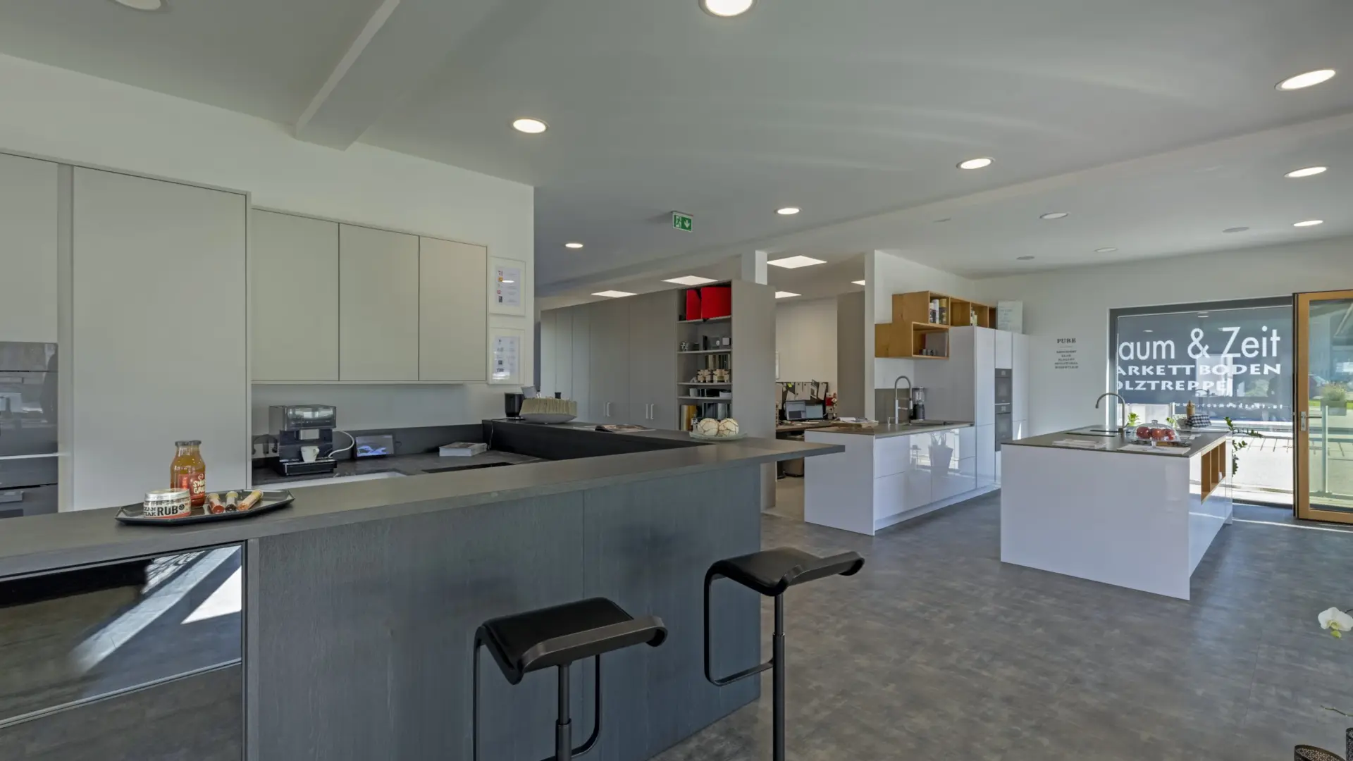Moderne Küche mit Arbeitsflächen und Barhockern.