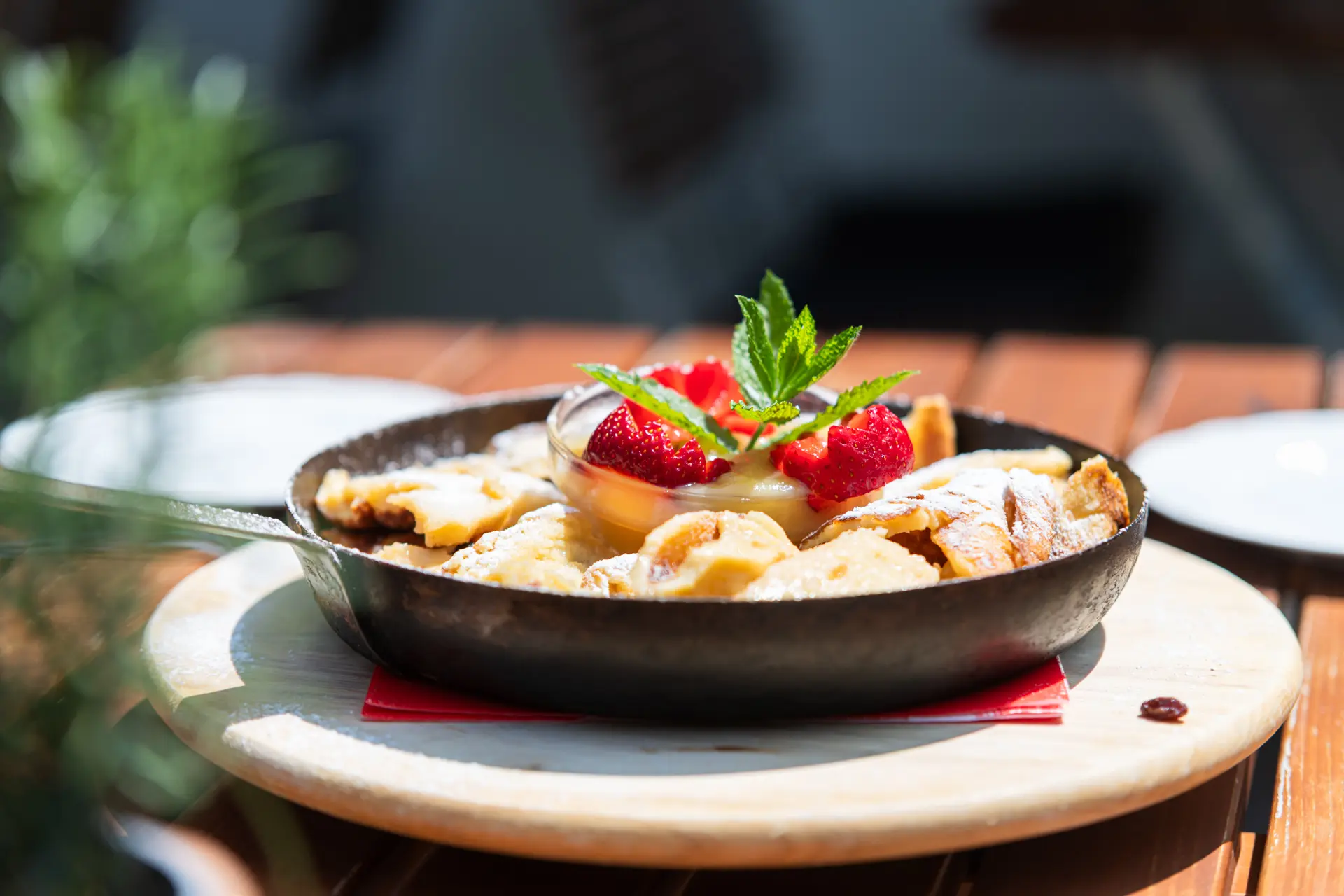 Kaiserschmarrn mit Erdbeeren in Pfanne serviert