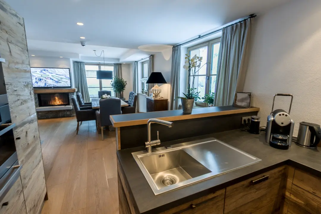 Modernes Wohnzimmer mit offener Küche und Kamin