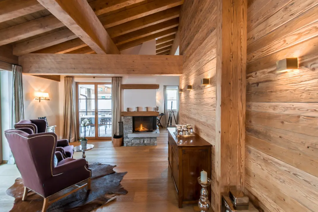 Gemütliches Wohnzimmer mit Kamin und Holzwänden