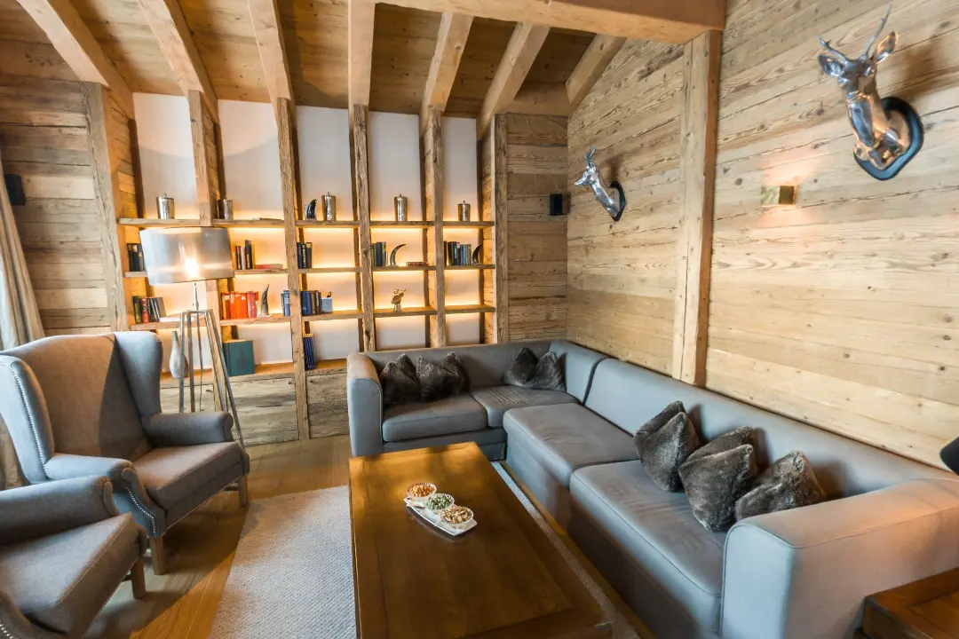 Gemütliches Wohnzimmer mit Holzelementen und Sofaecke.