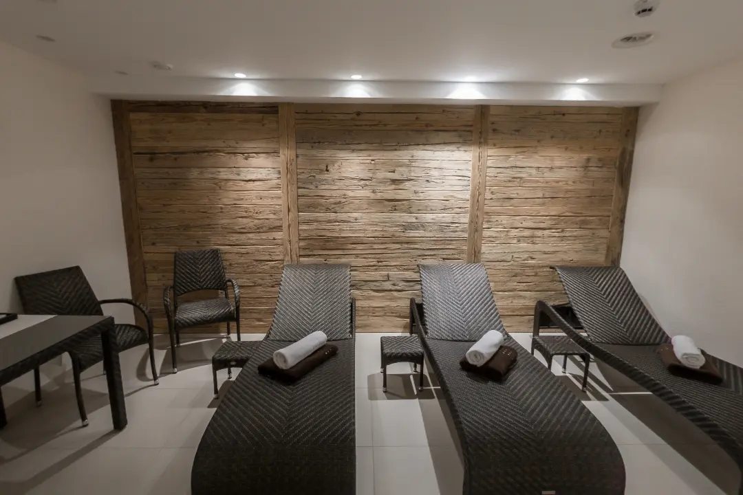 Wellnessraum mit Liegestühlen und Holzverkleidung