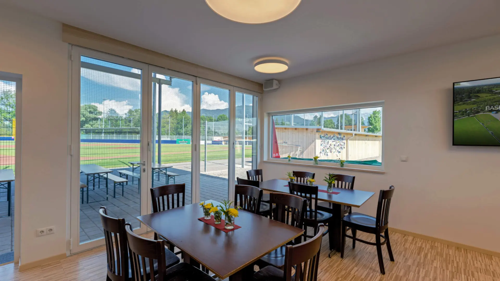 Gemütlicher Raum mit Blick ins Grüne