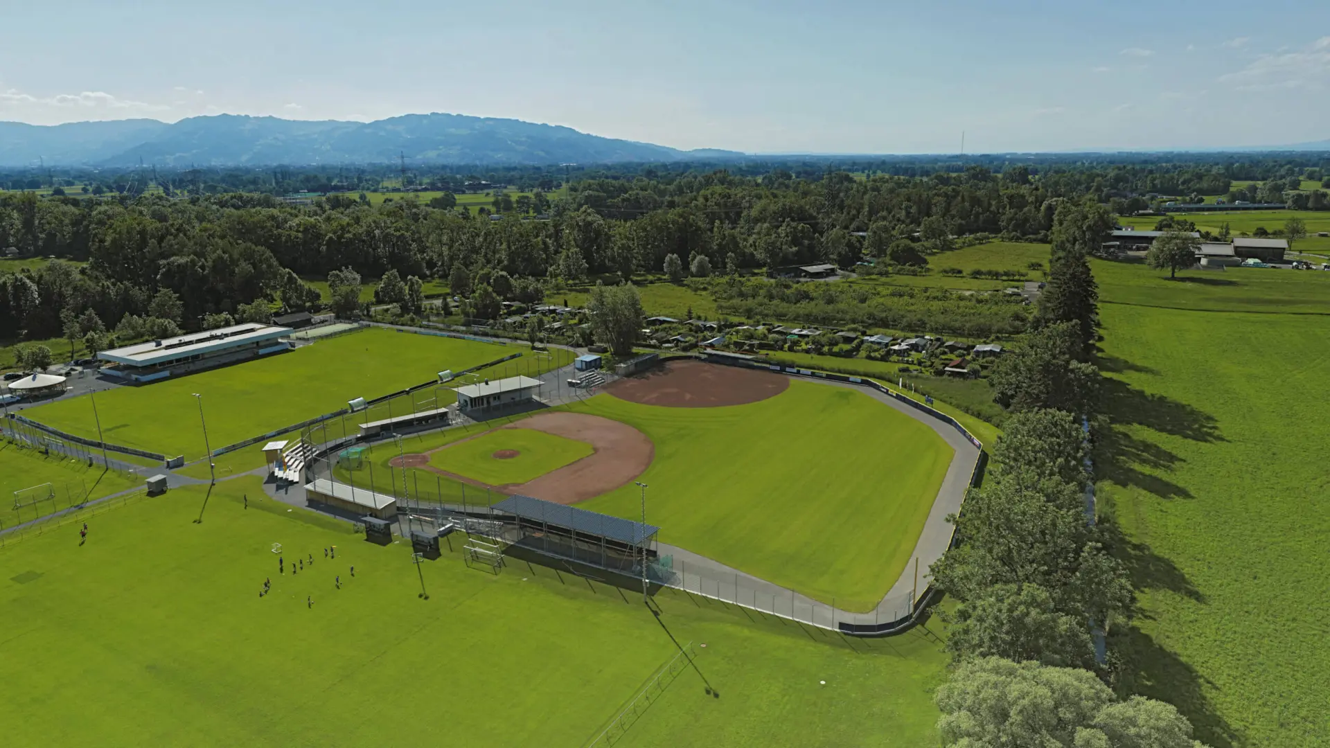 Luftaufnahme Baseballfeld mit umliegender Landschaft