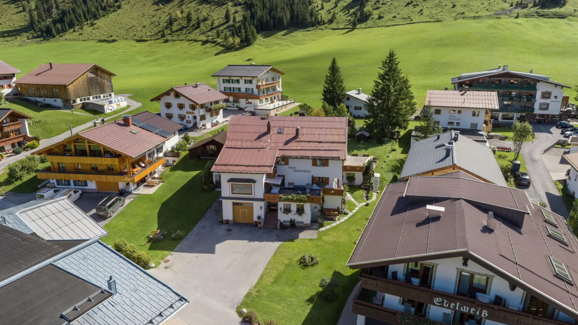 Luftaufnahme von Häusern in alpiner Landschaft