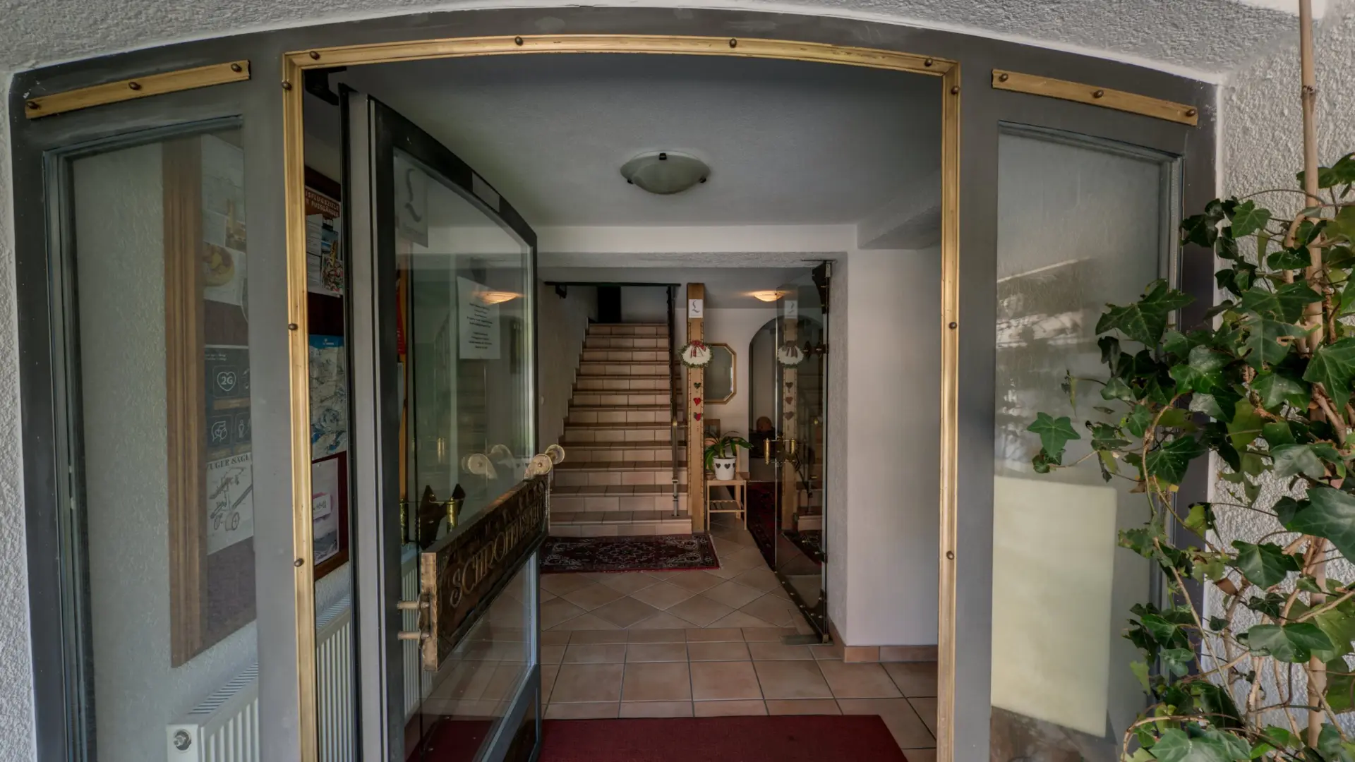 Eingang mit Treppe und Pflanzen