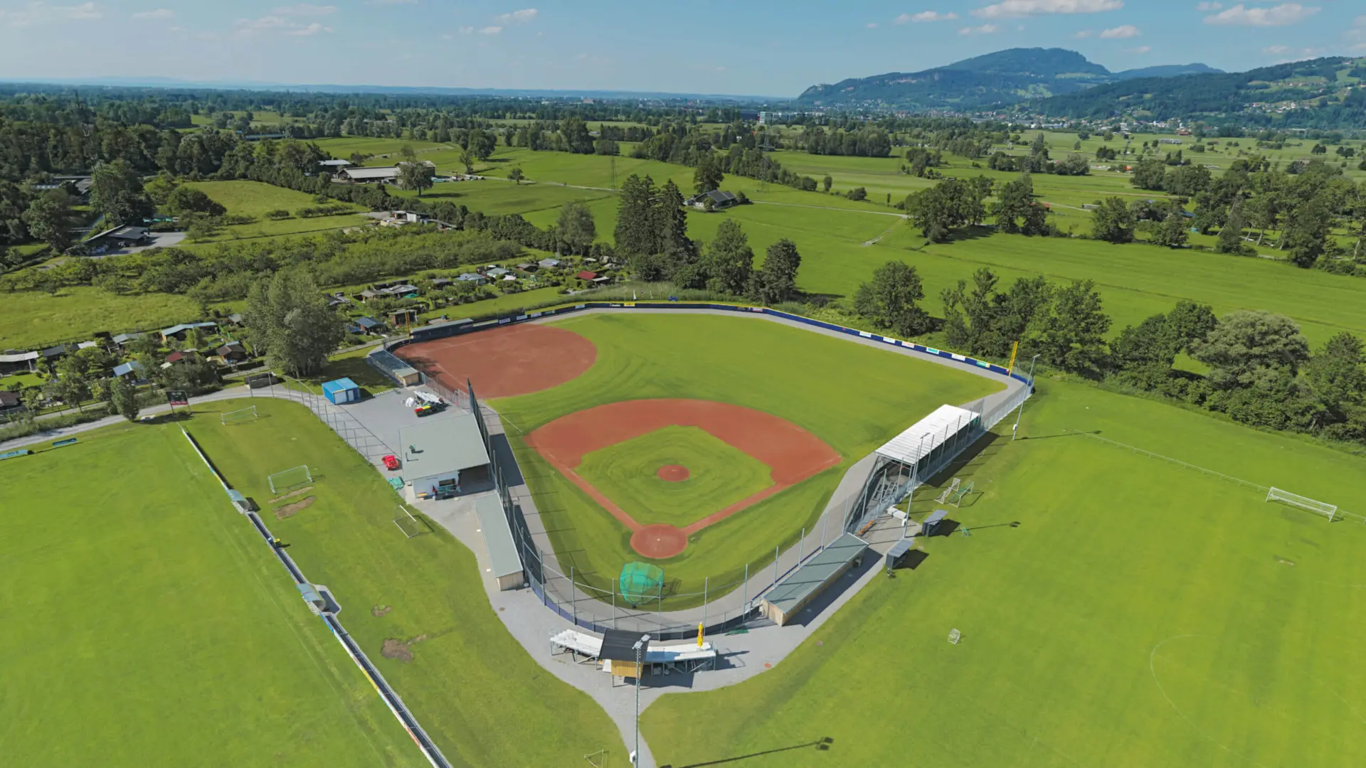 Baseballfeld in grüner Landschaft aus der Vogelperspektive.