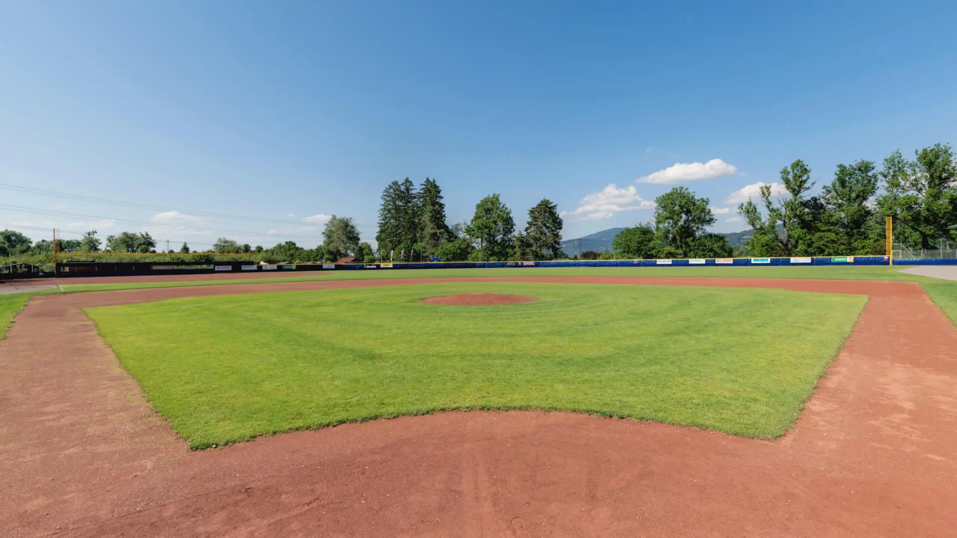 Leeres Baseballfeld bei sonnigem Wetter