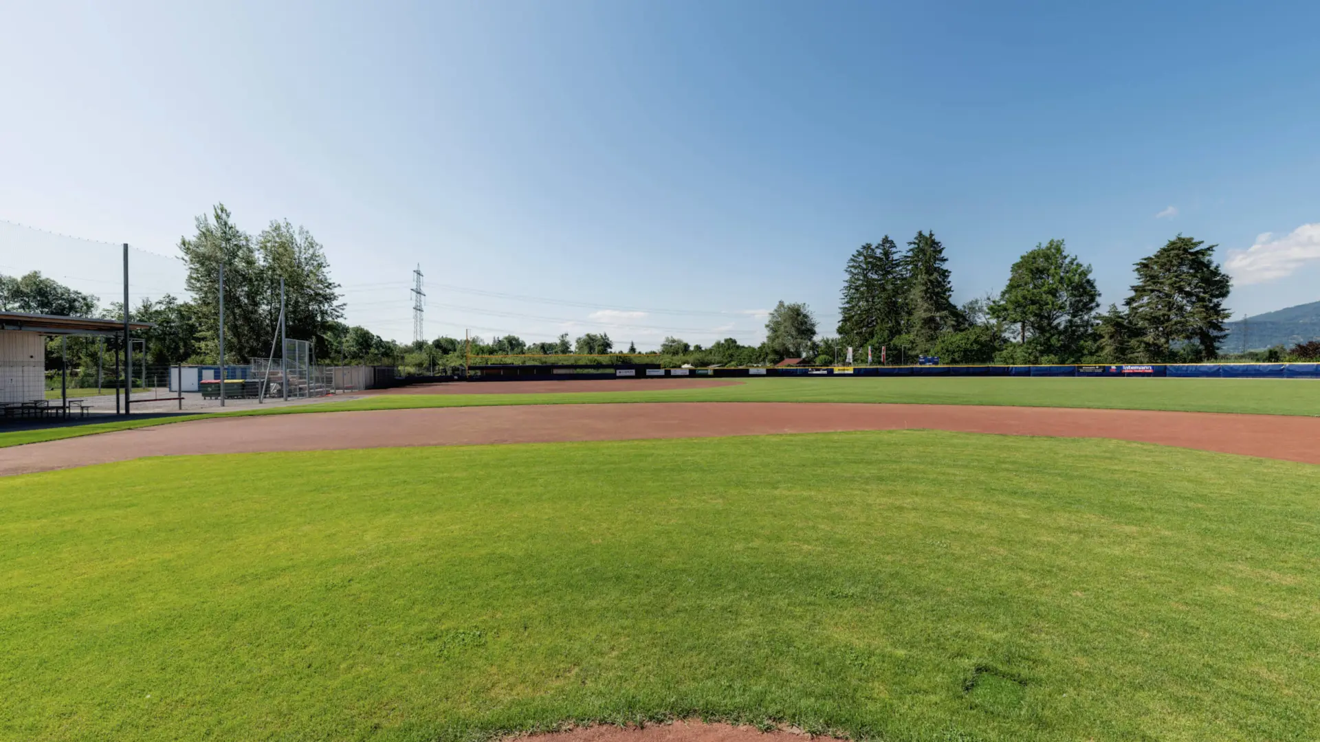Leeres Baseballfeld an einem sonnigen Tag