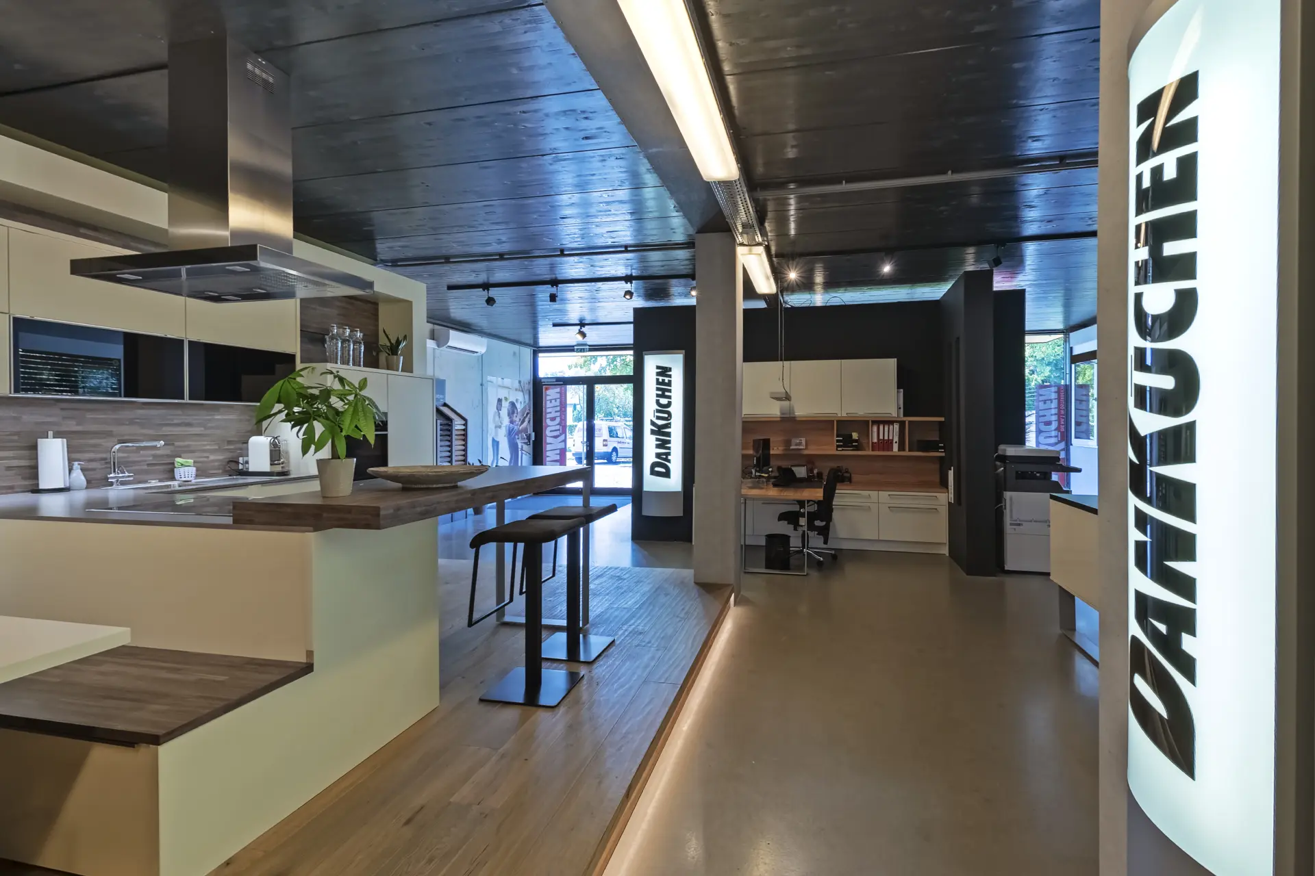 Moderne Küche mit Holztheke und Stühlen