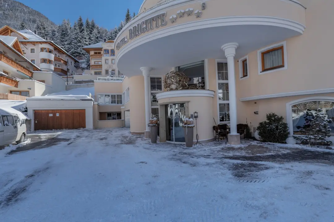 Schneebedeckter Hoteleingang in den Alpen