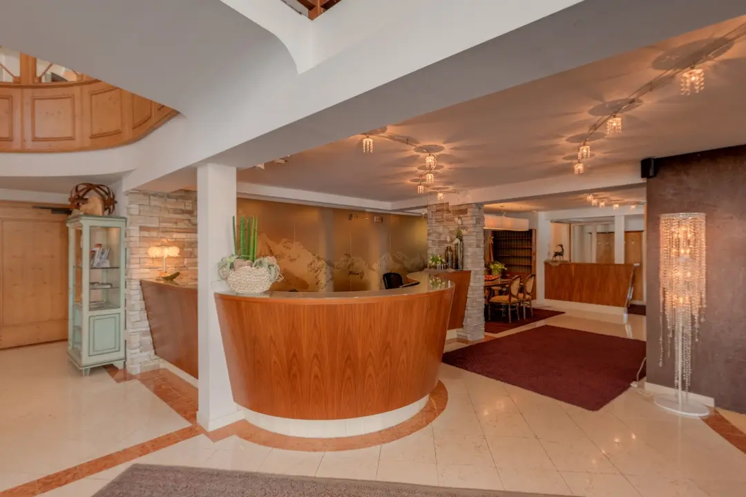 Eleganter hölzerner Empfangsbereich mit Beleuchtung