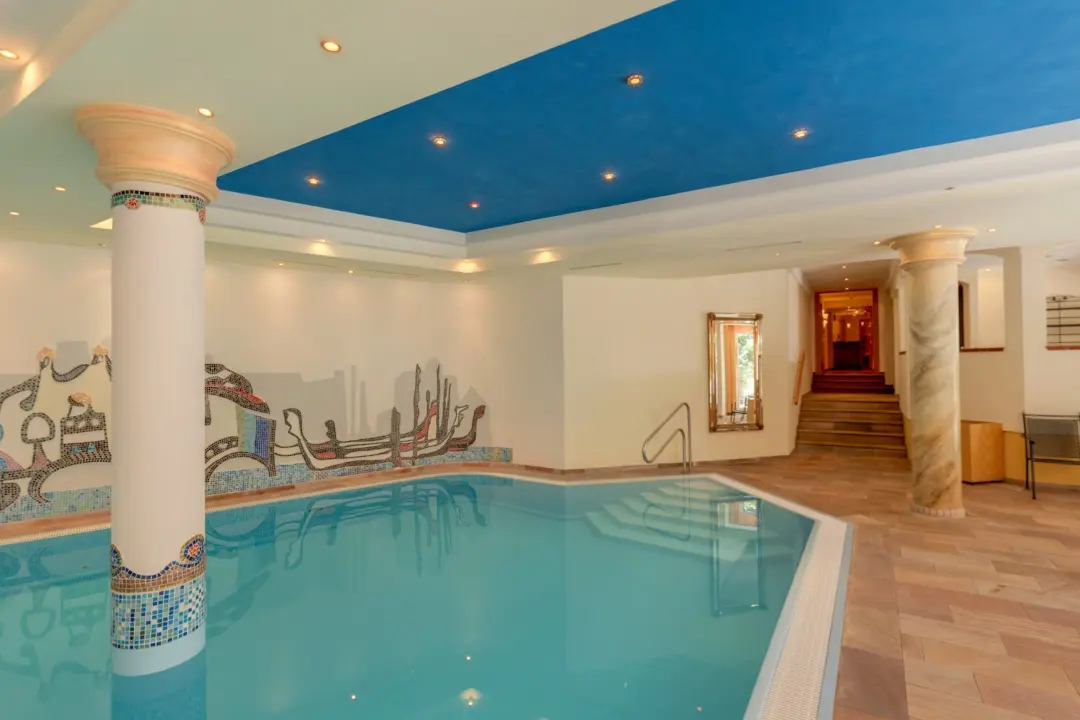 Innenpool mit Wandmosaik und blauer Decke