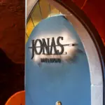 Jonas Weinkeller Eingang leuchtet im Abendlicht.