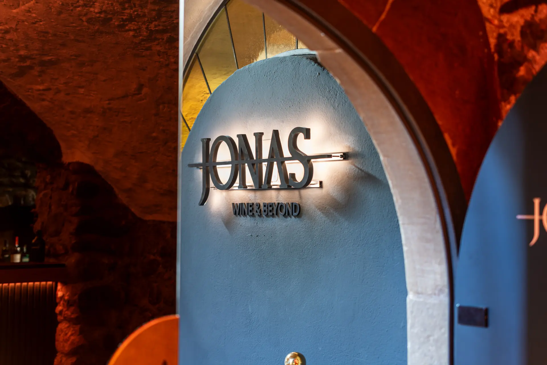 Jonas Weinkeller Eingang leuchtet im Abendlicht.