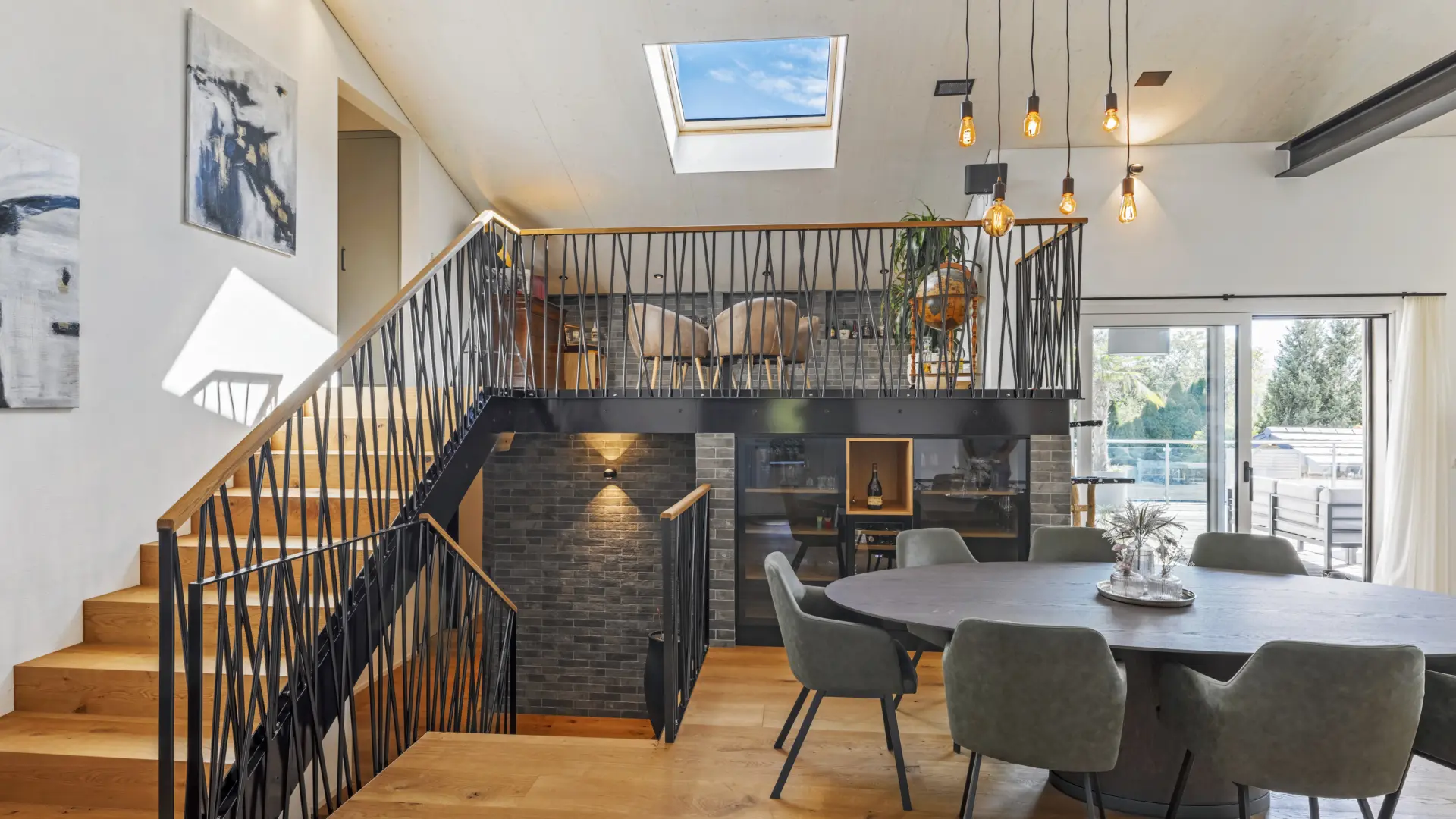 Modernes Wohnzimmer mit Treppe und Dachfenster