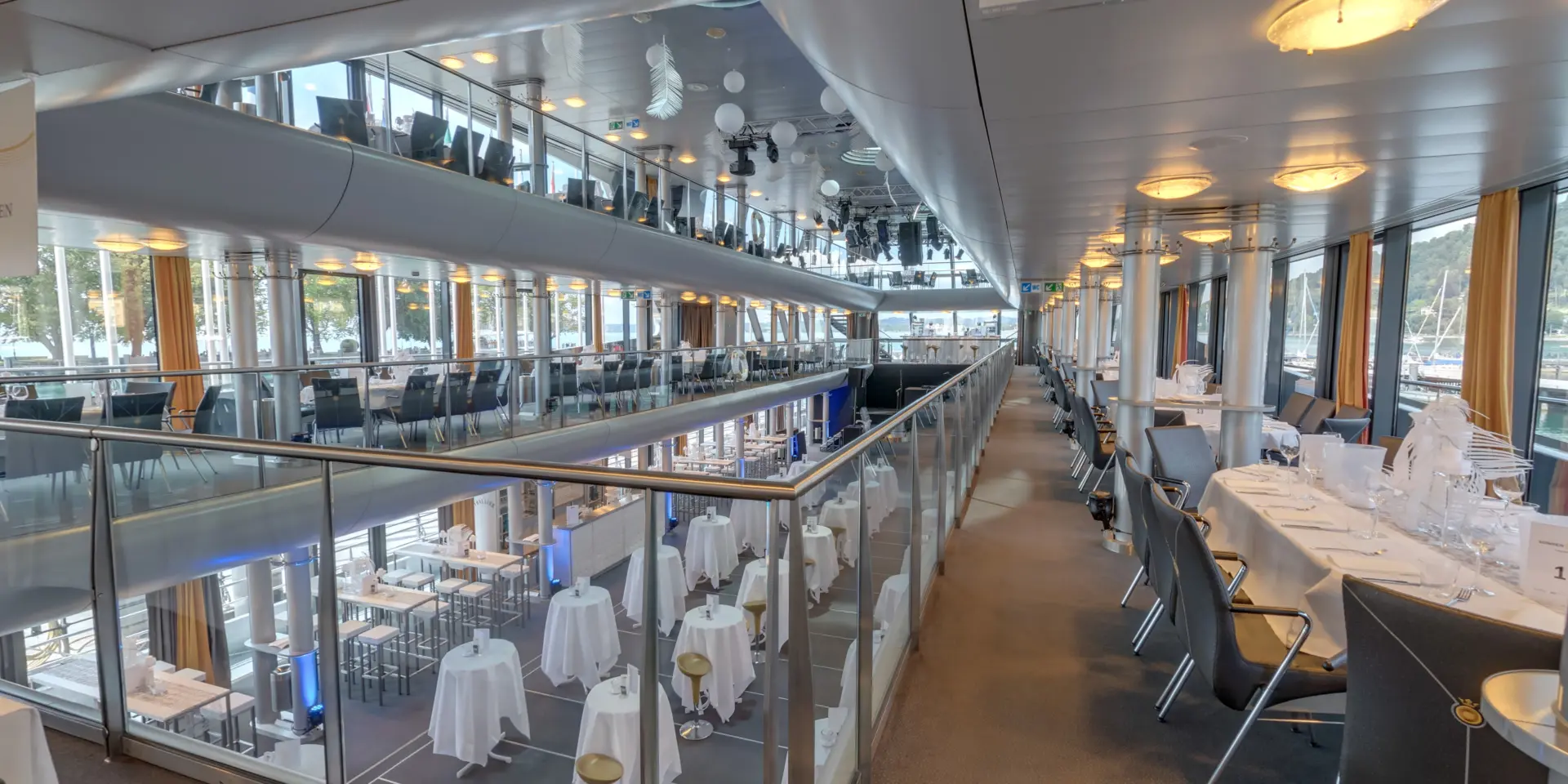 Modernes Restaurant auf zwei Etagen mit Fenstern.