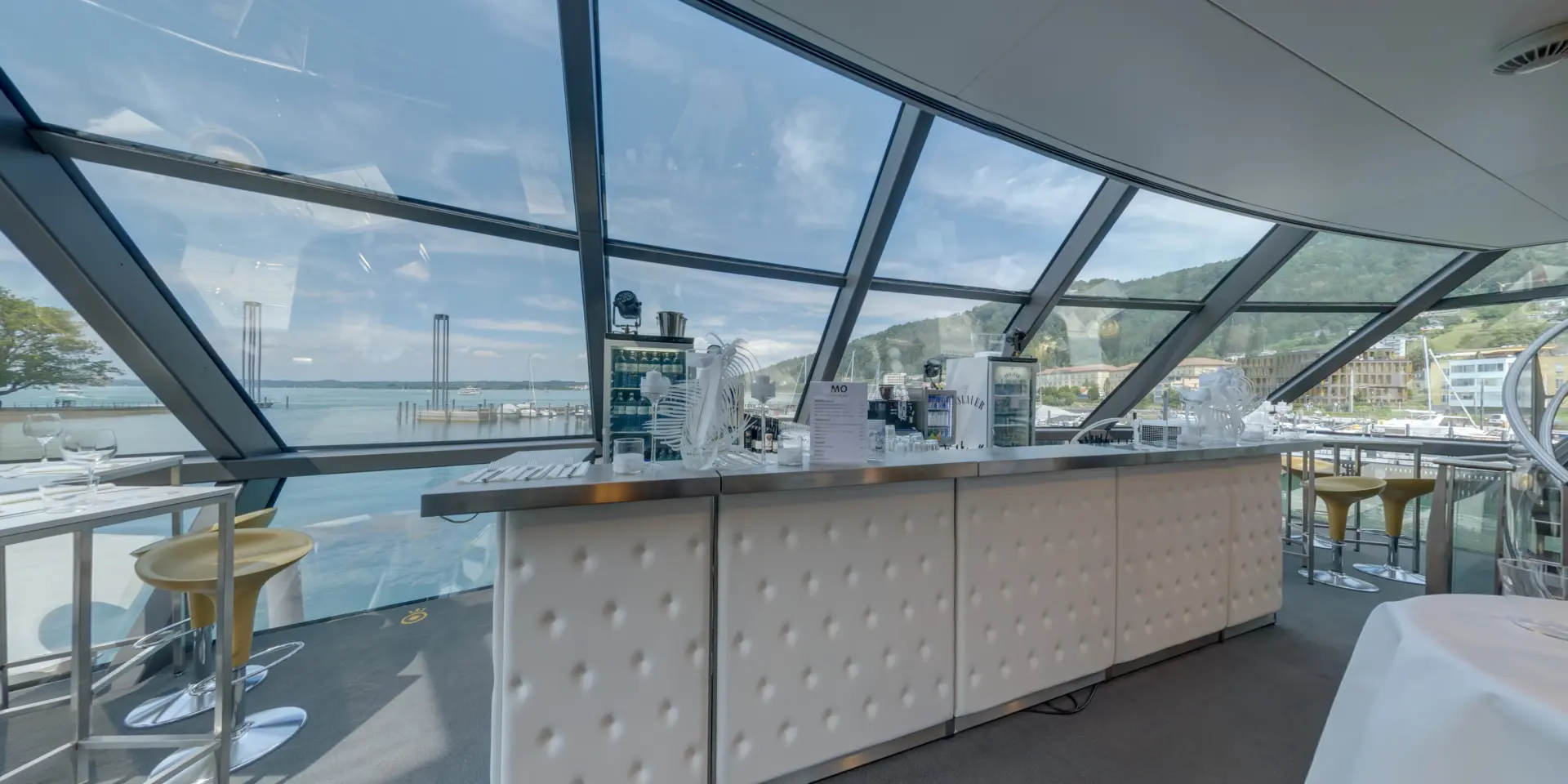 Moderne Bar mit Panoramafenster am Seeufer