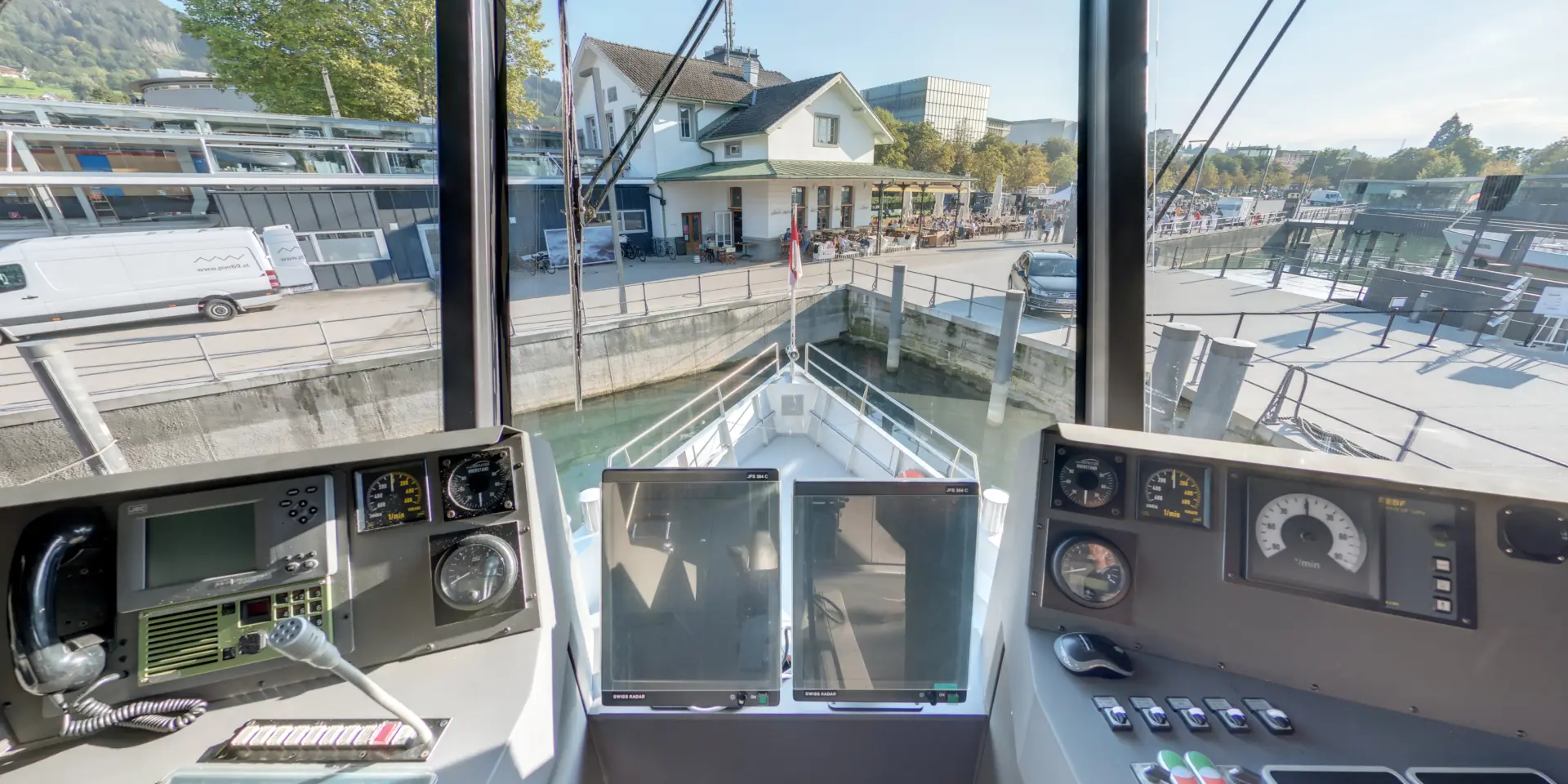 Boot Cockpit mit Hafenansicht