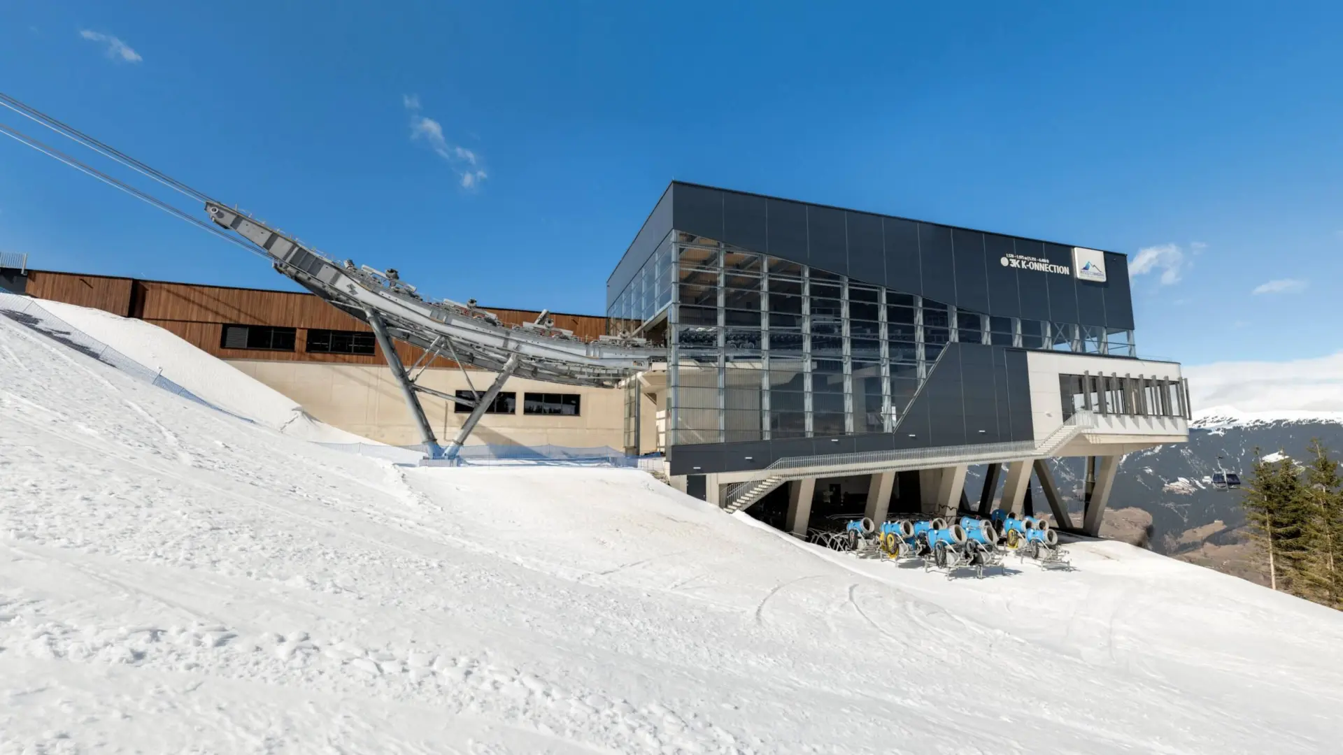 Seilbahnstation im verschneiten Skigebiet
