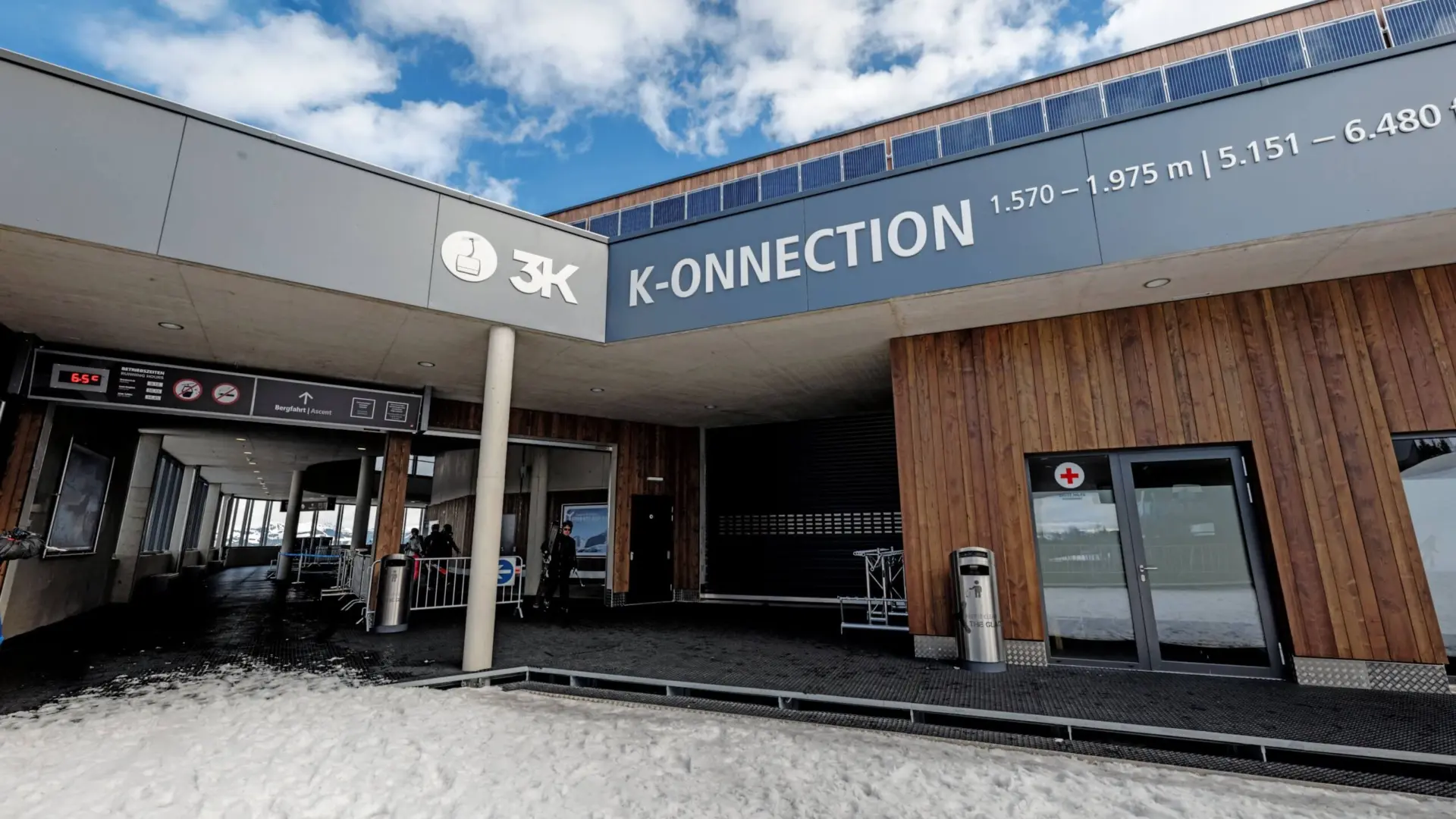 3K Konnection Seilbahnstation in schneebedeckter Berglandschaft.