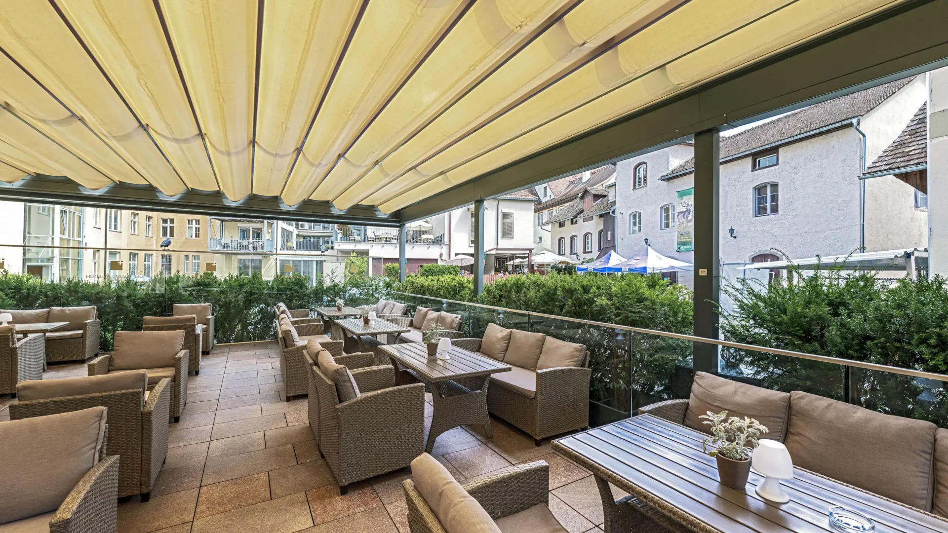 Gemütliche Terrasse mit Sitzbereich und Pflanzen.