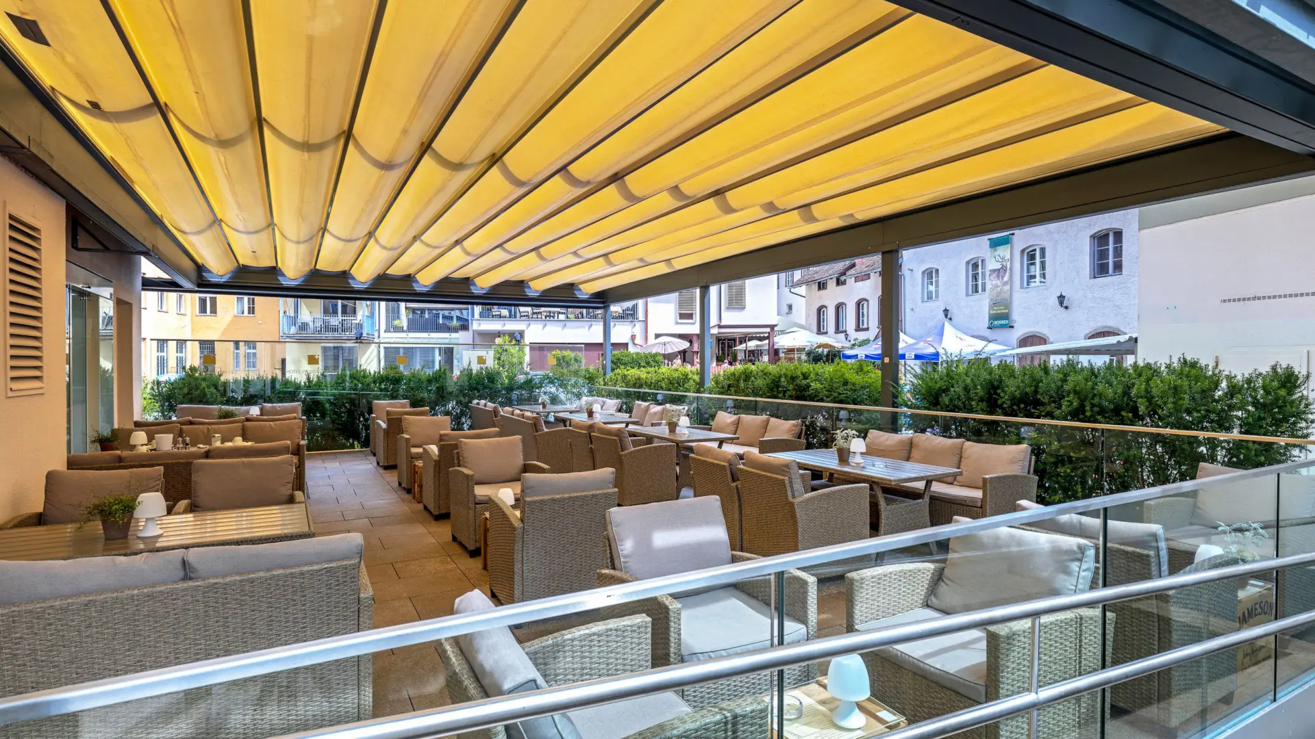 Gemütliche Terrasse mit Sitzbereich und Markise