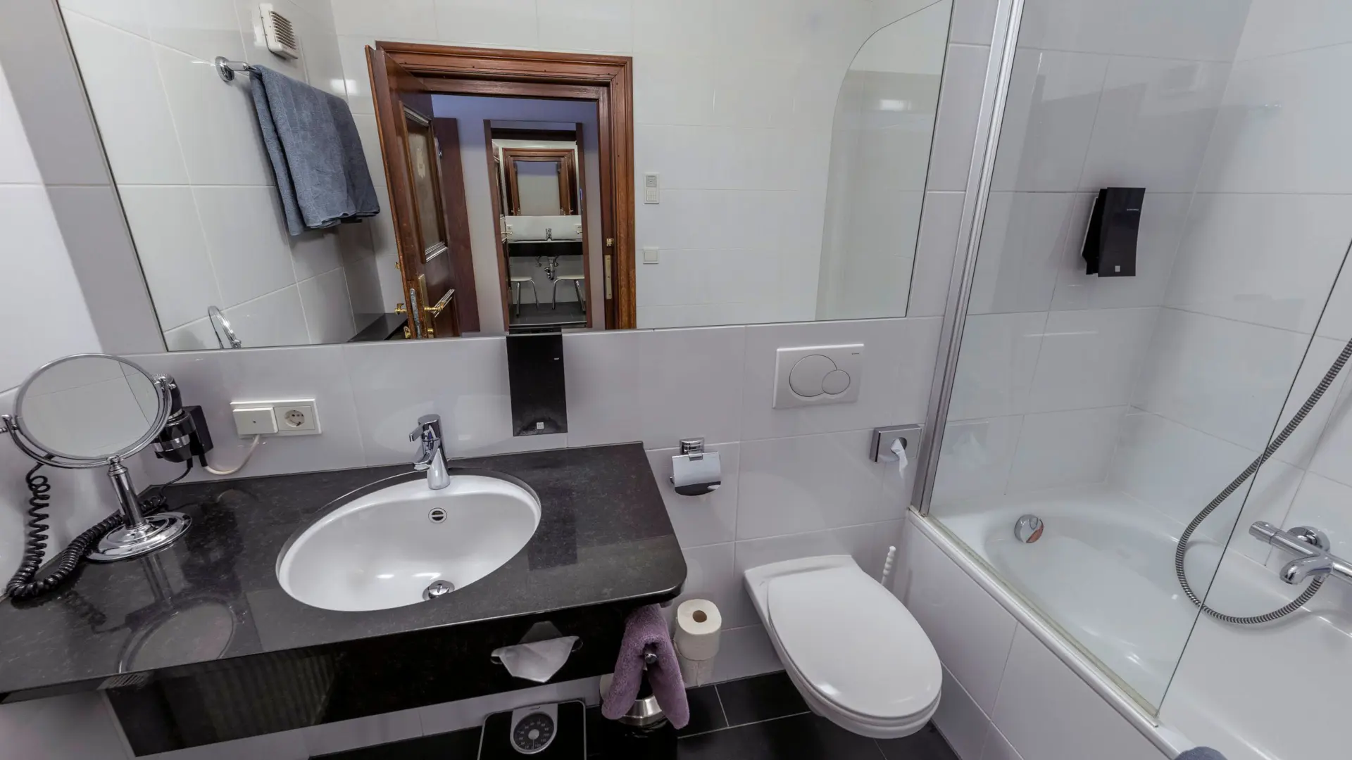 Modernes Badezimmer mit Dusche und Waschbecken