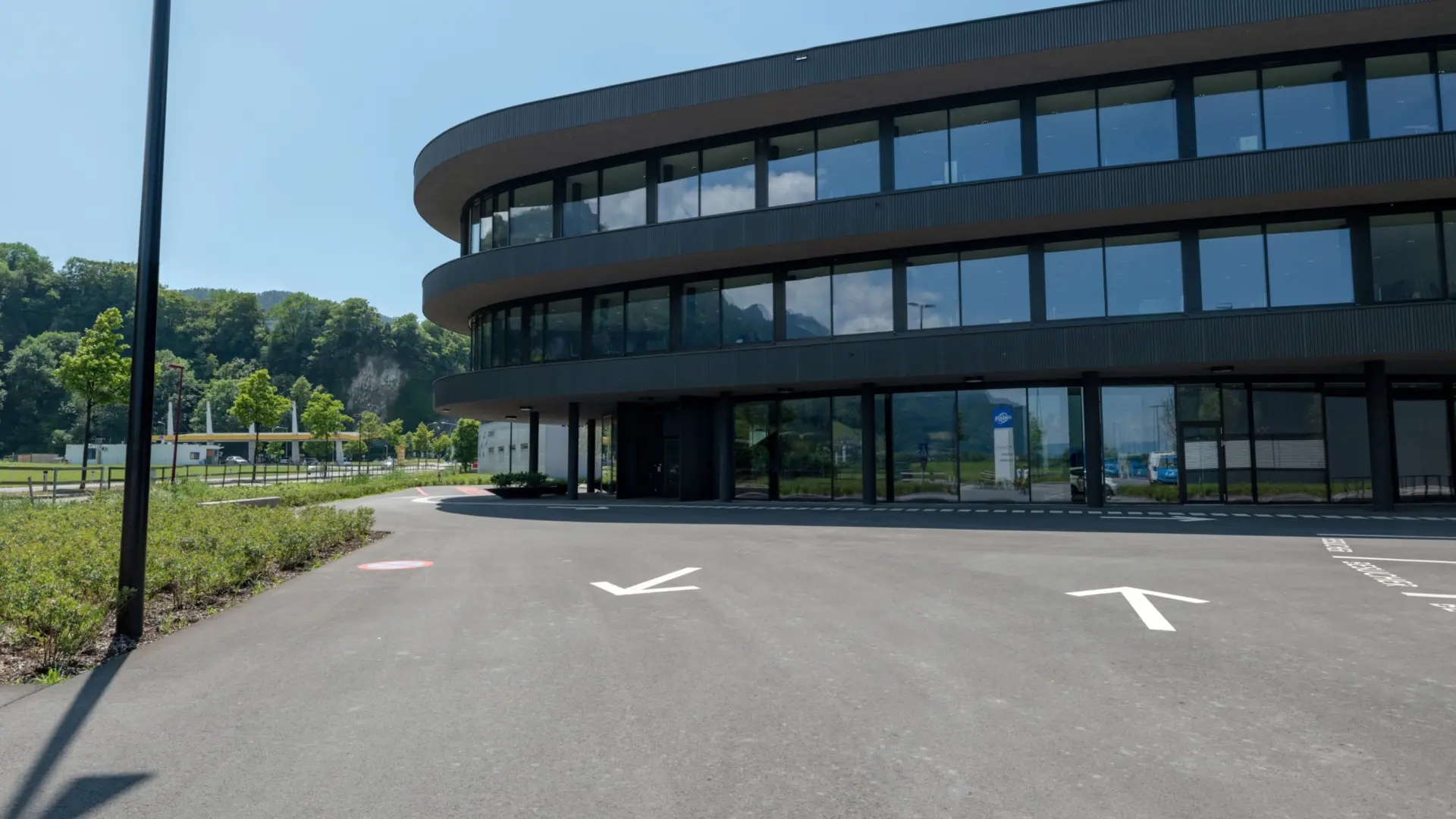 Modernes Bürogebäude mit Glasfassade und Umgebung
