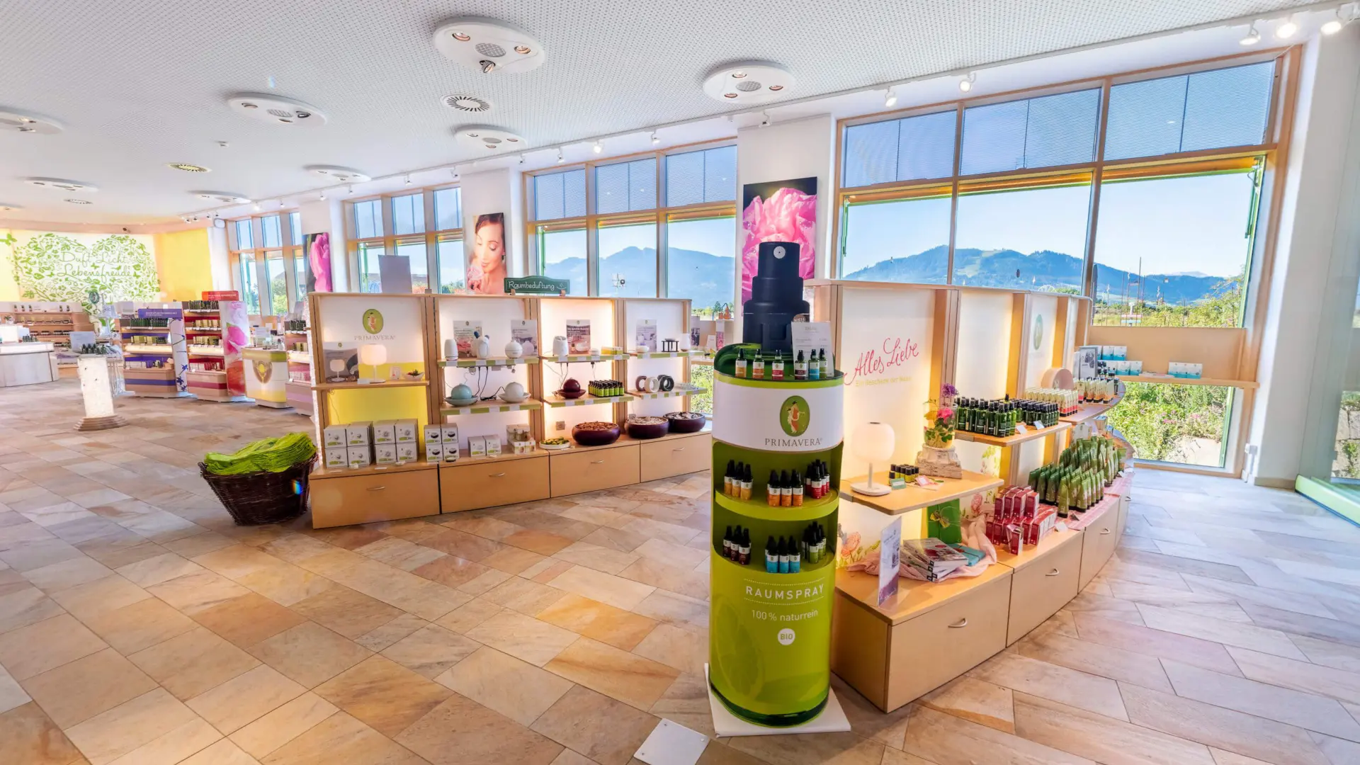 Heller Laden mit Naturkosmetikprodukten und Bergblick.