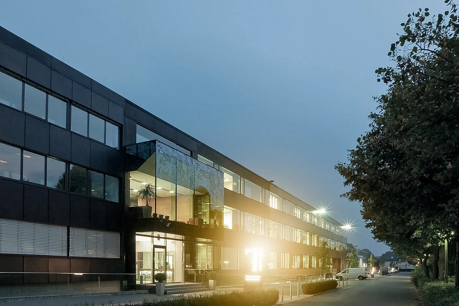 Modernes Bürogebäude am Abend