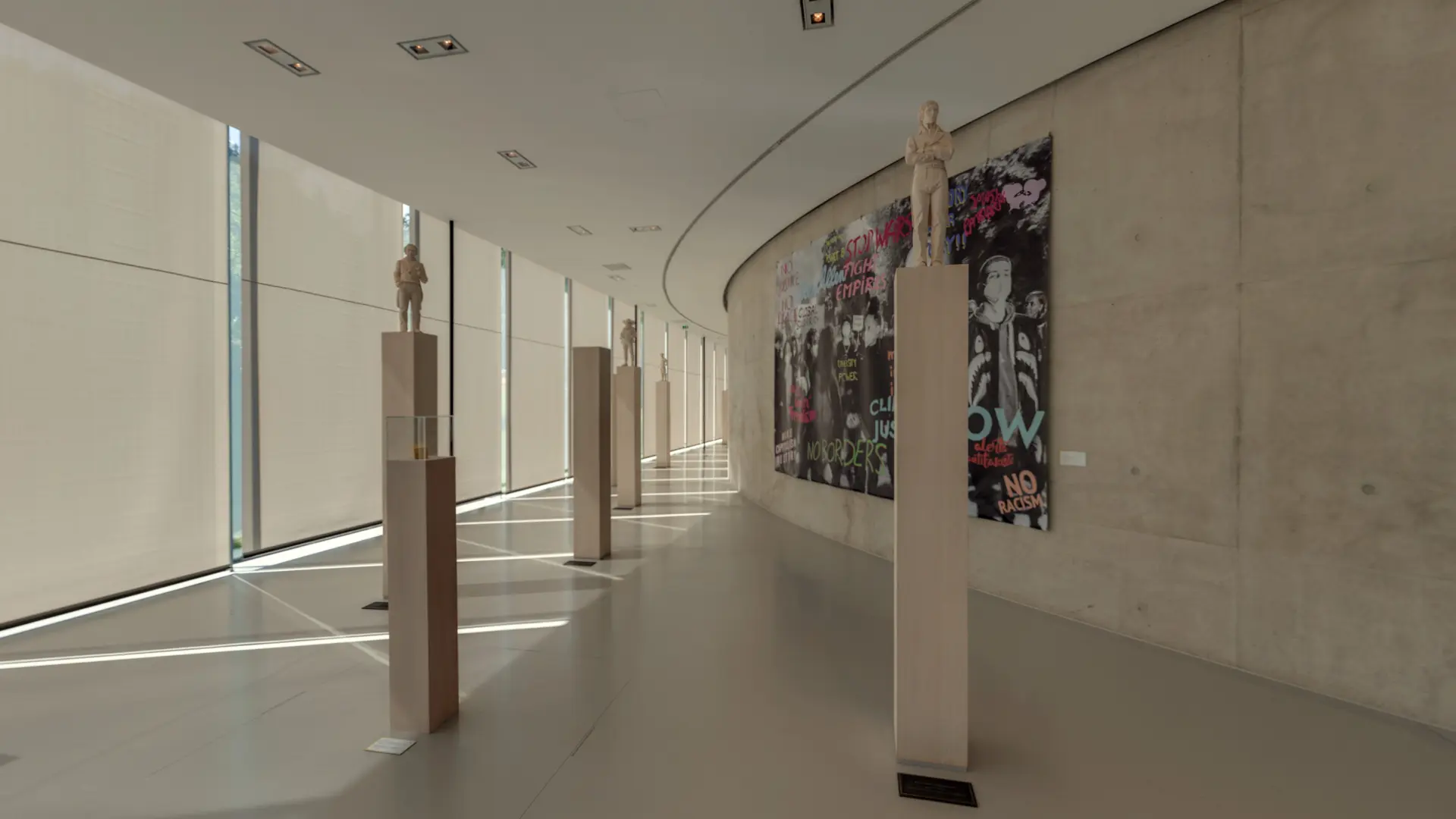 Moderne Galerie mit Skulpturen und Kunstwerken