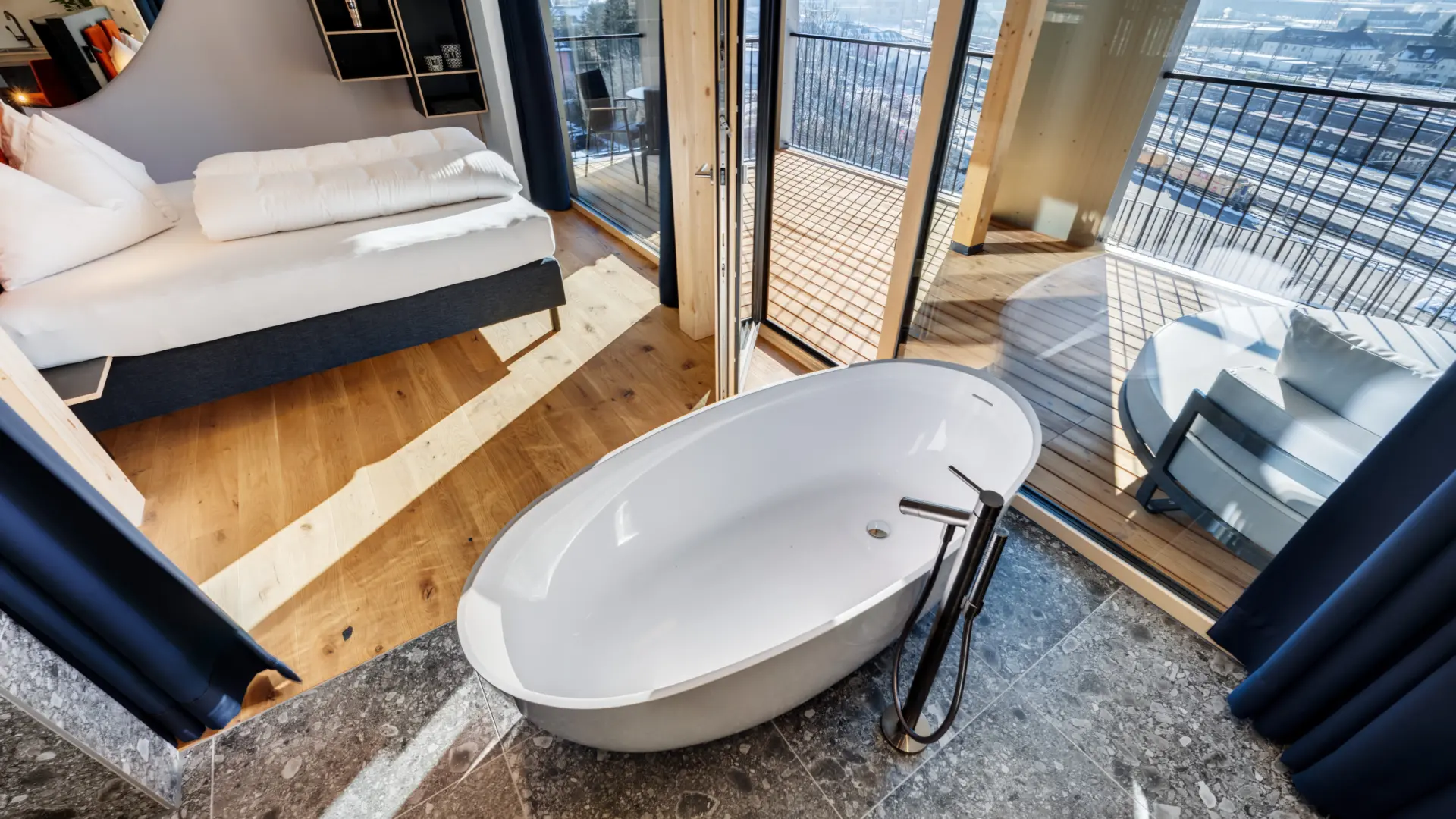 Modernes Schlafzimmer mit Badewanne und Balkon