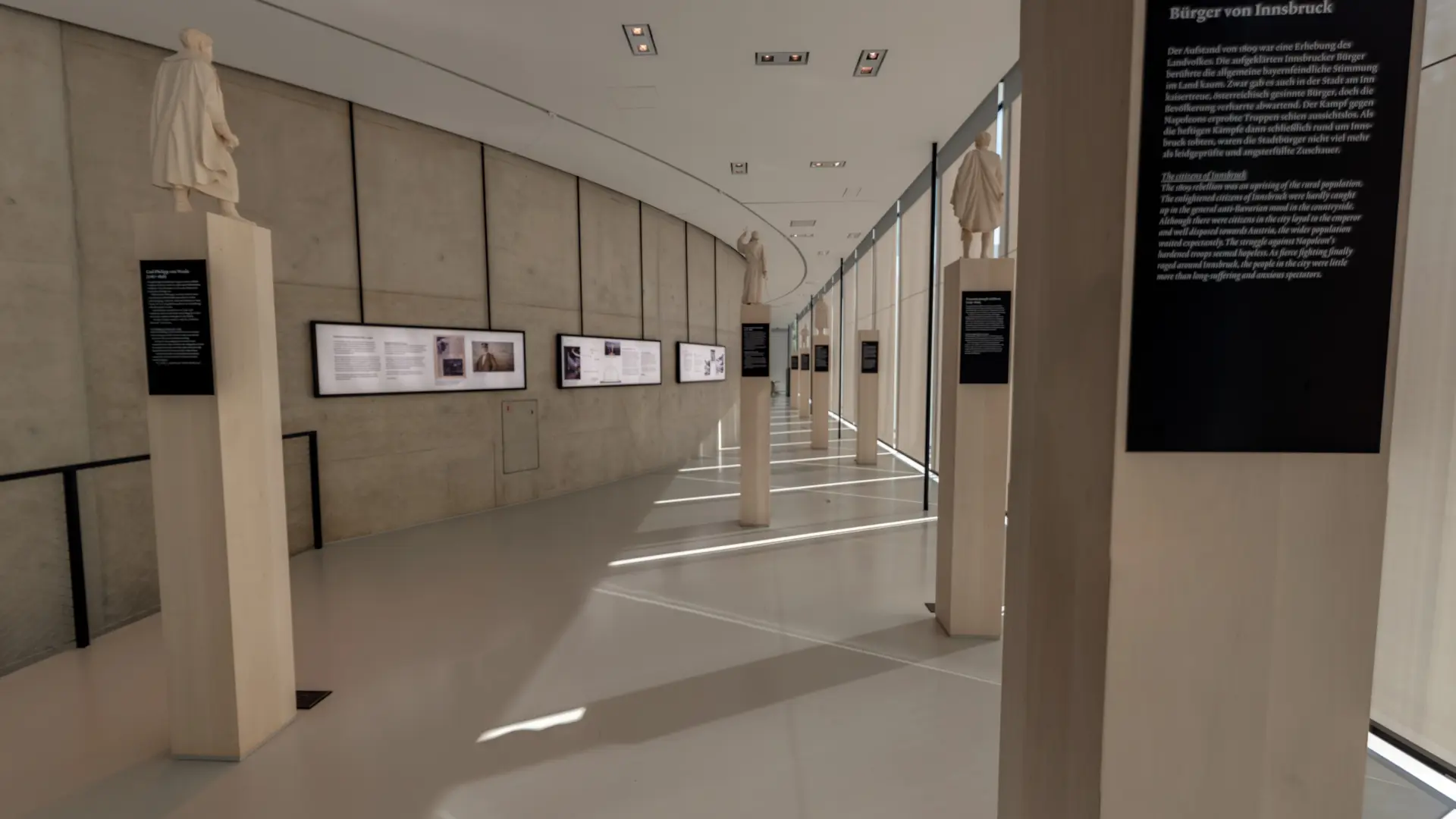 Museumsausstellung mit Statuen und Infotafeln