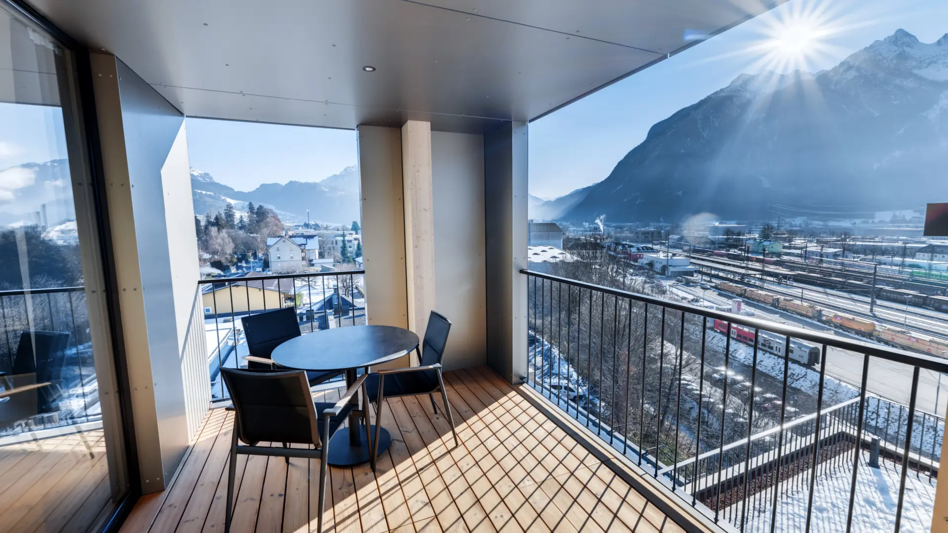 Balkon mit Bergblick und Sonne im Winter
