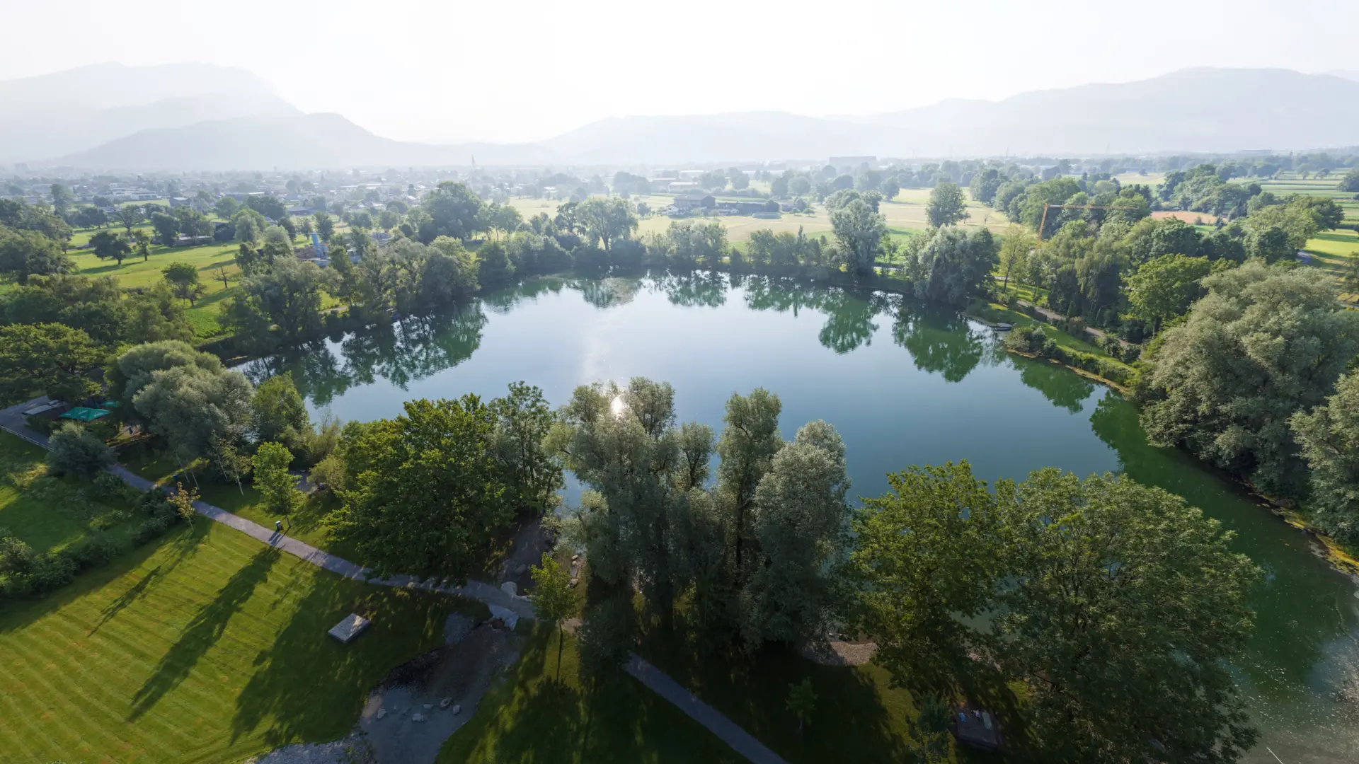 Luftaufnahme von grünem Park mit See