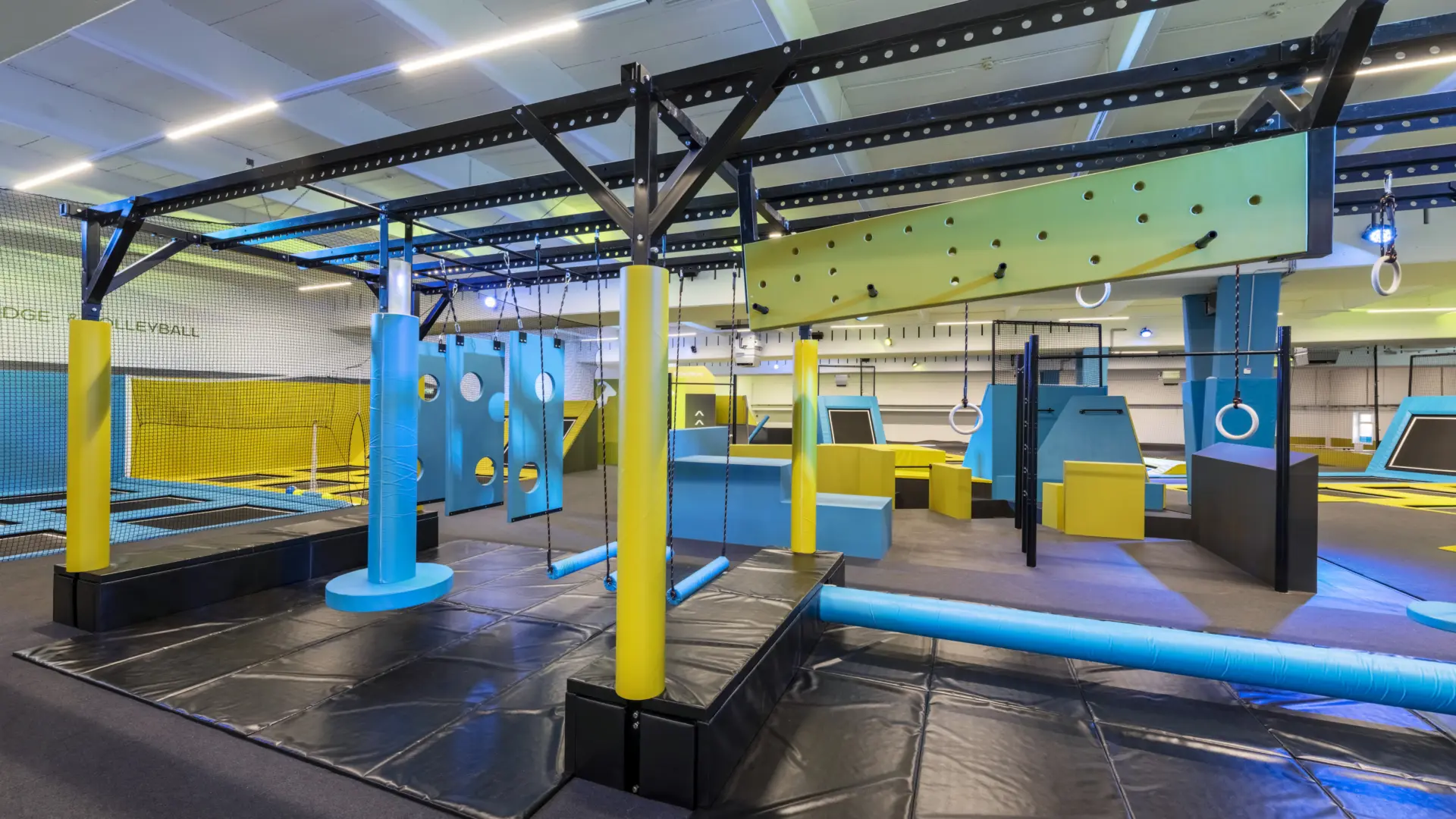 Indoor-Spielplatz mit bunten Hindernissen.