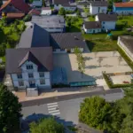 Luftaufnahme eines Dorfes mit Gebäuden und Straßen.