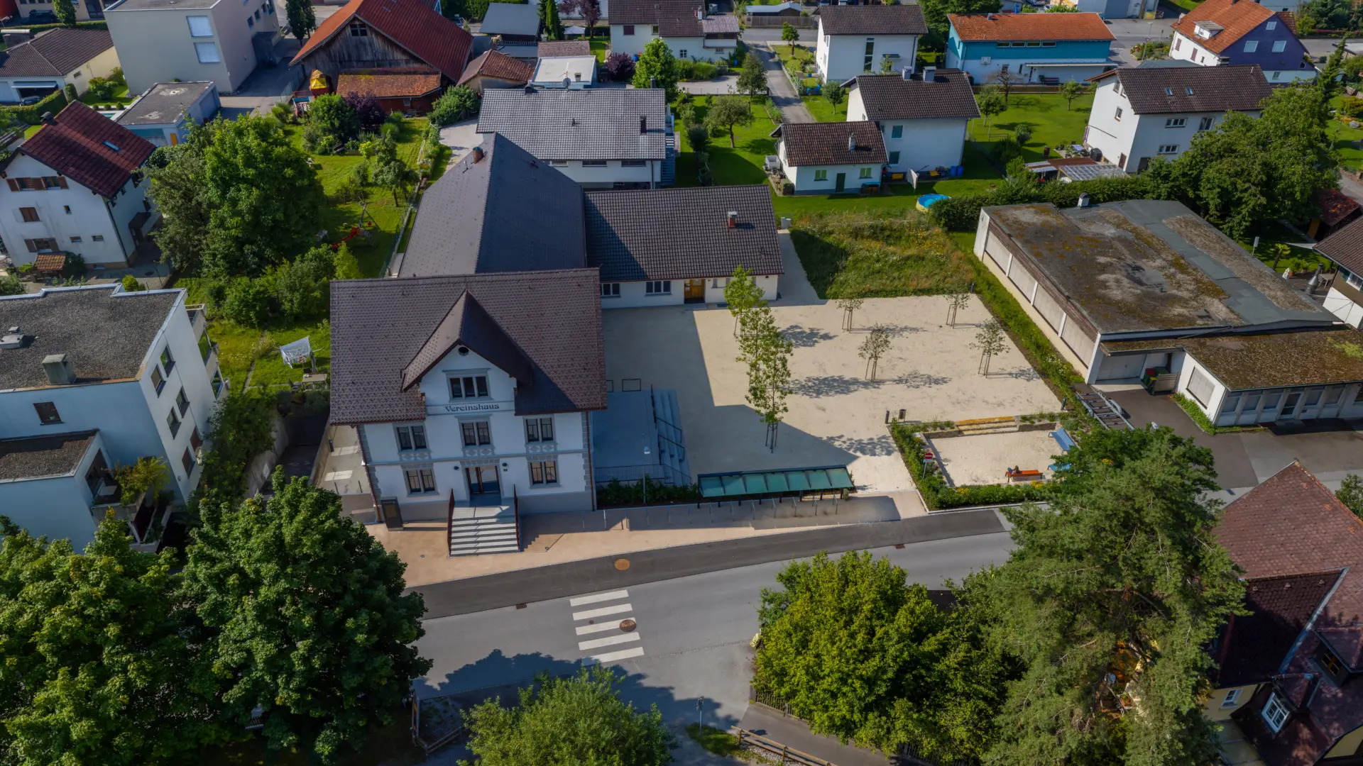 Luftaufnahme eines Dorfes mit Gebäuden und Straßen.