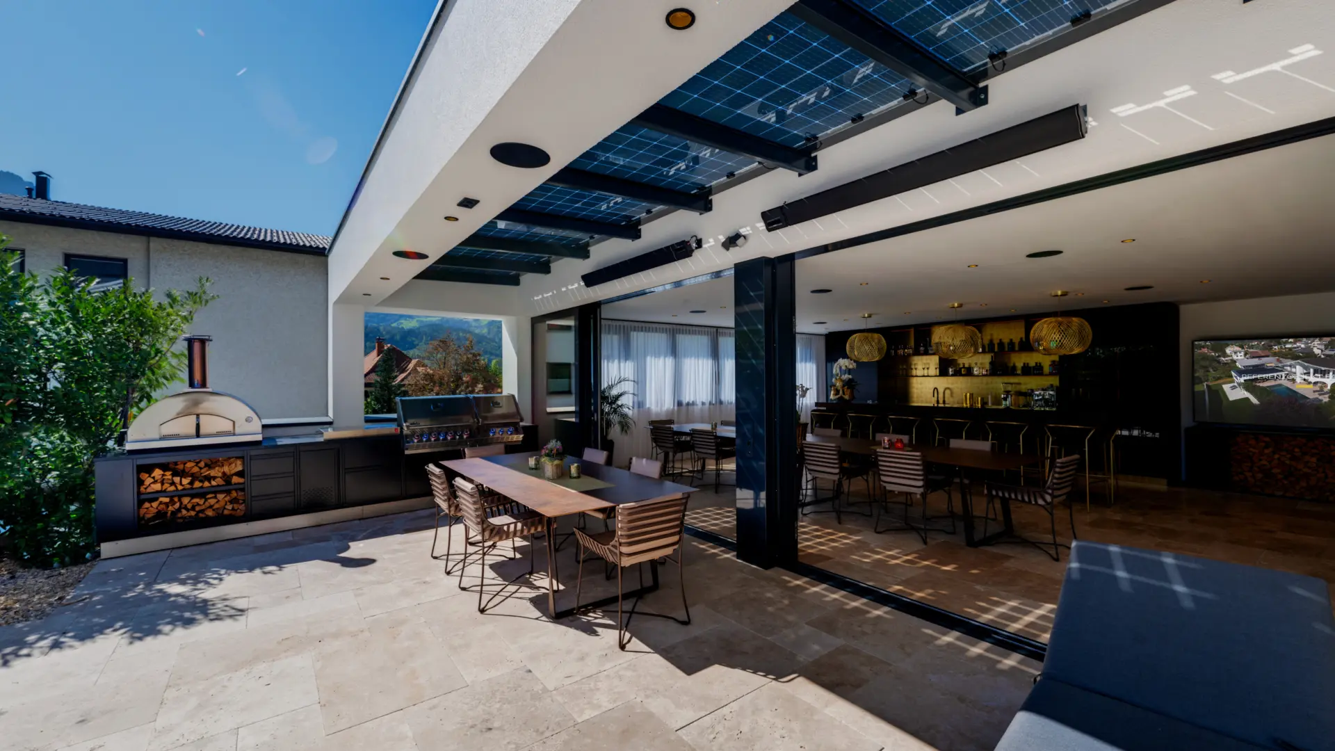 Moderne Terrasse mit Solardach und Barbereich.